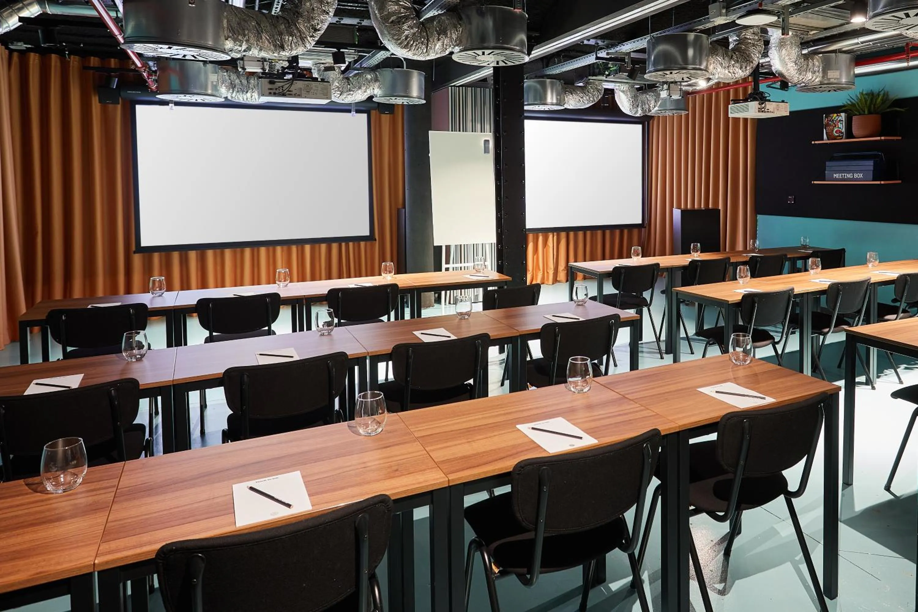 Meeting/conference room in The Social Hub Madrid