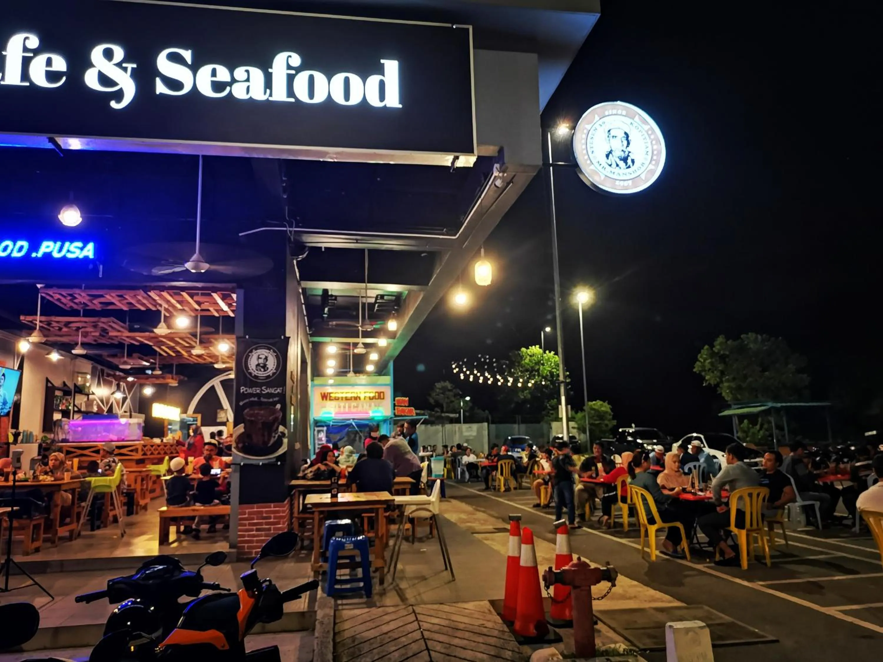 Restaurant/places to eat in Bell Suite - The Premium Suite @ Sepang