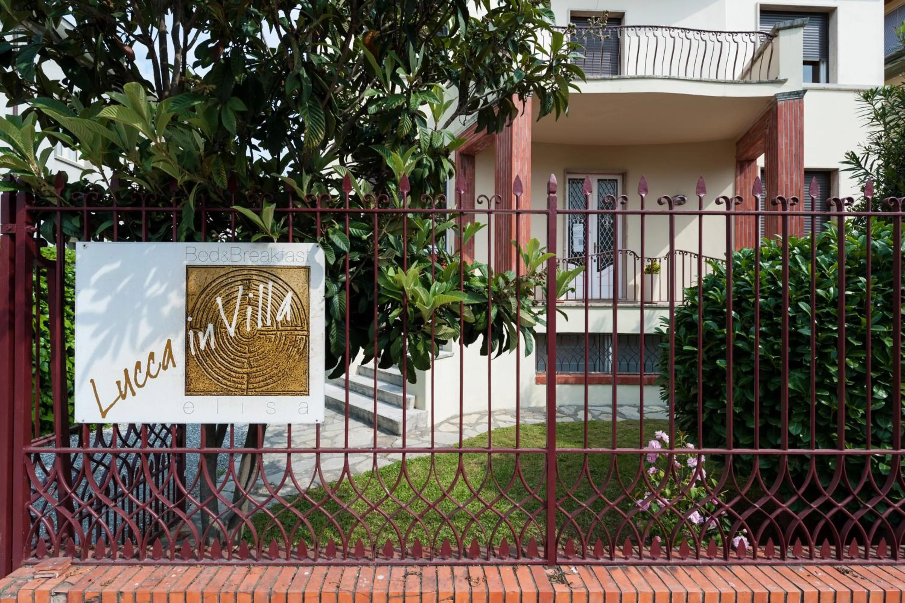 Facade/entrance in Lucca In Villa Elisa & Gentucca