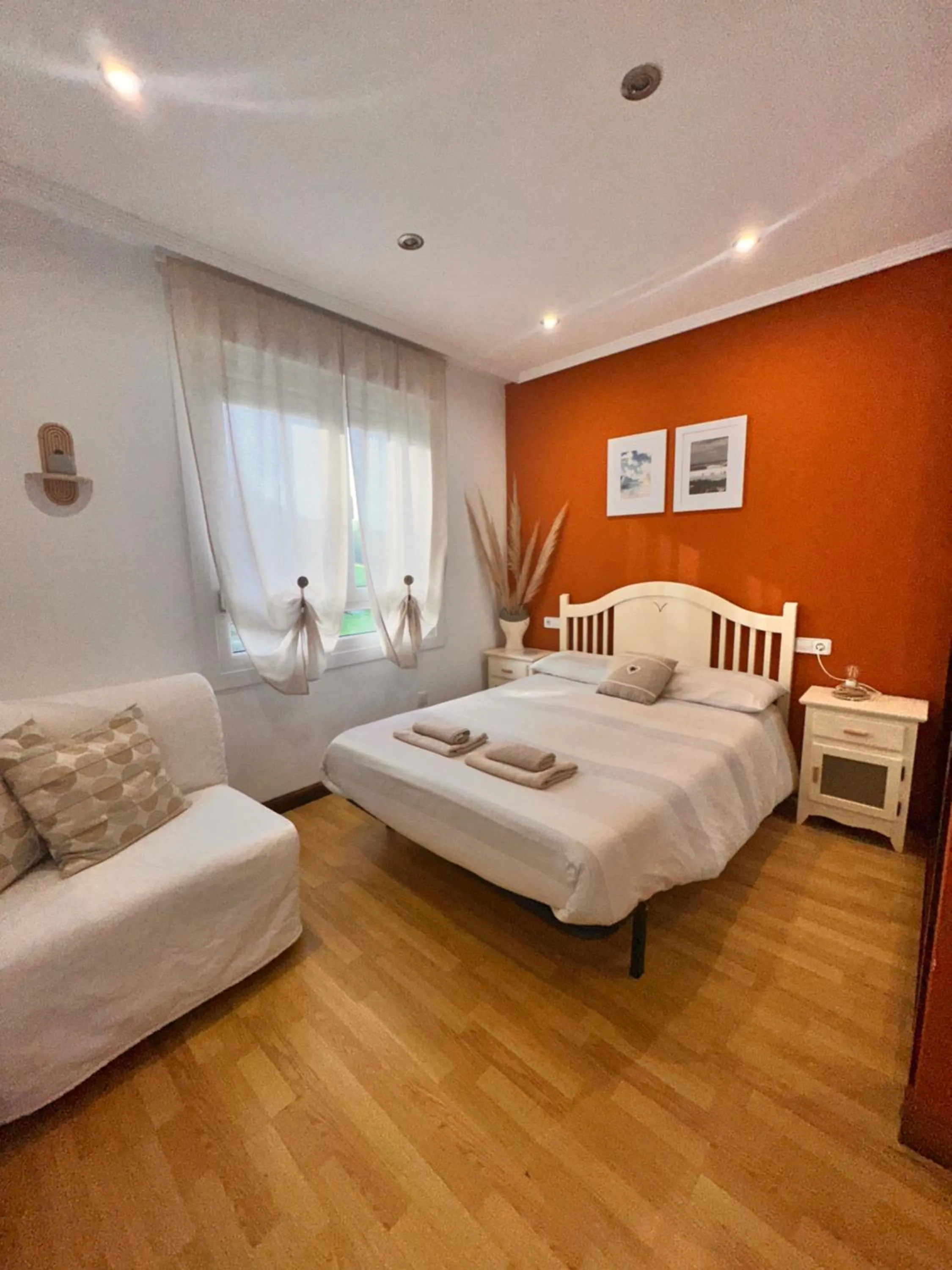 Bedroom, Bed in El Gato Gordo - bike & surf house