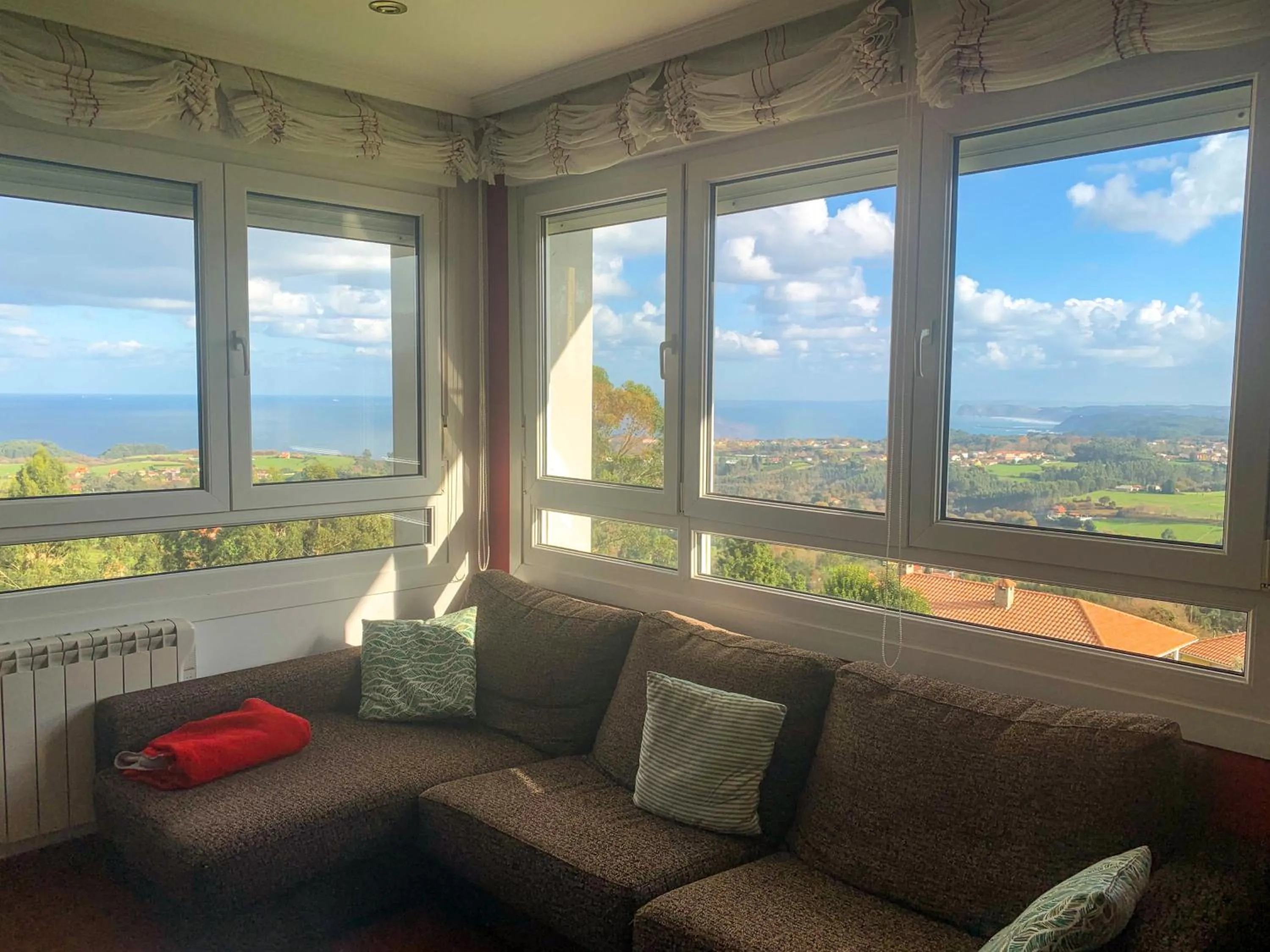 Communal lounge/ TV room in El Gato Gordo - bike & surf house