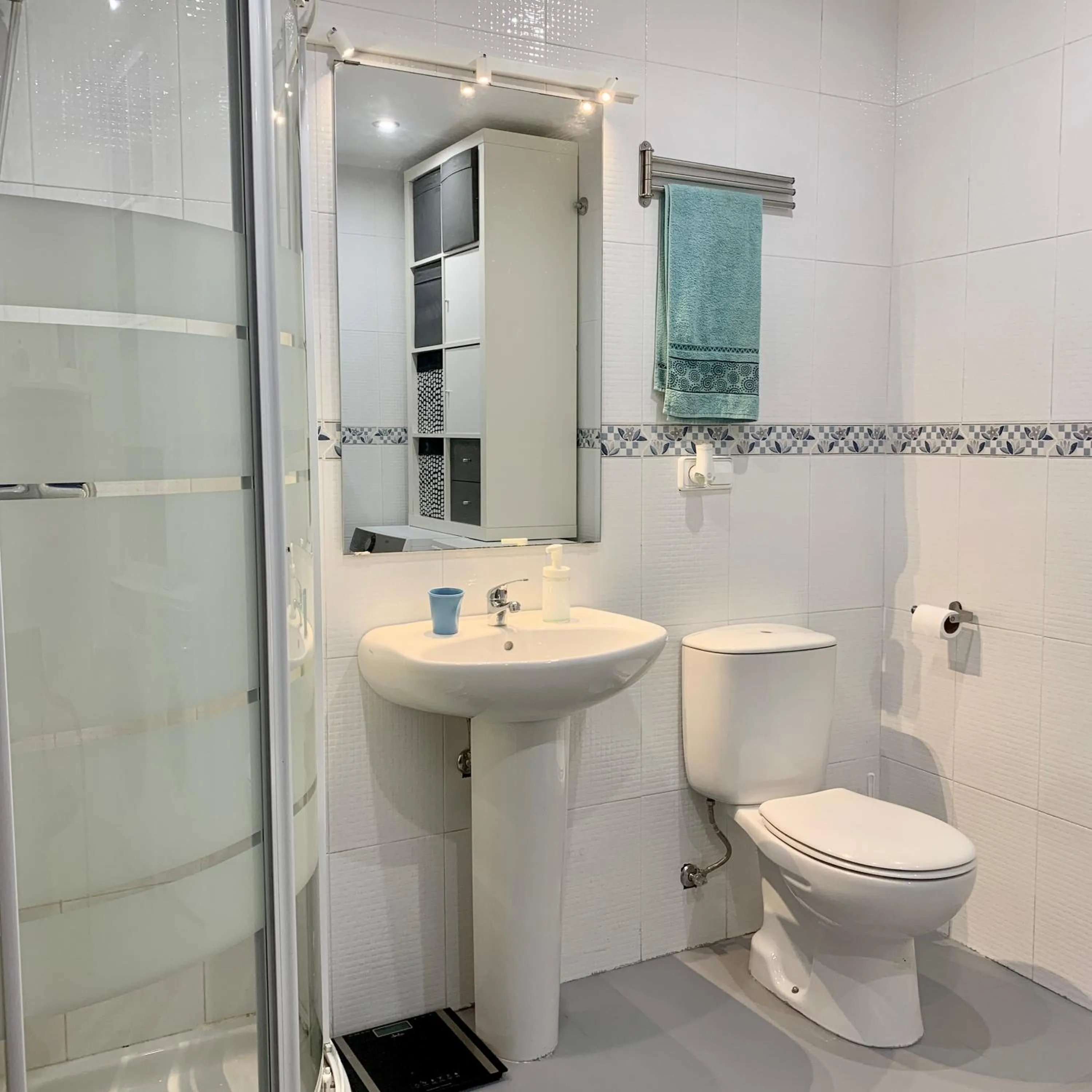 Bathroom in El Gato Gordo - bike & surf house