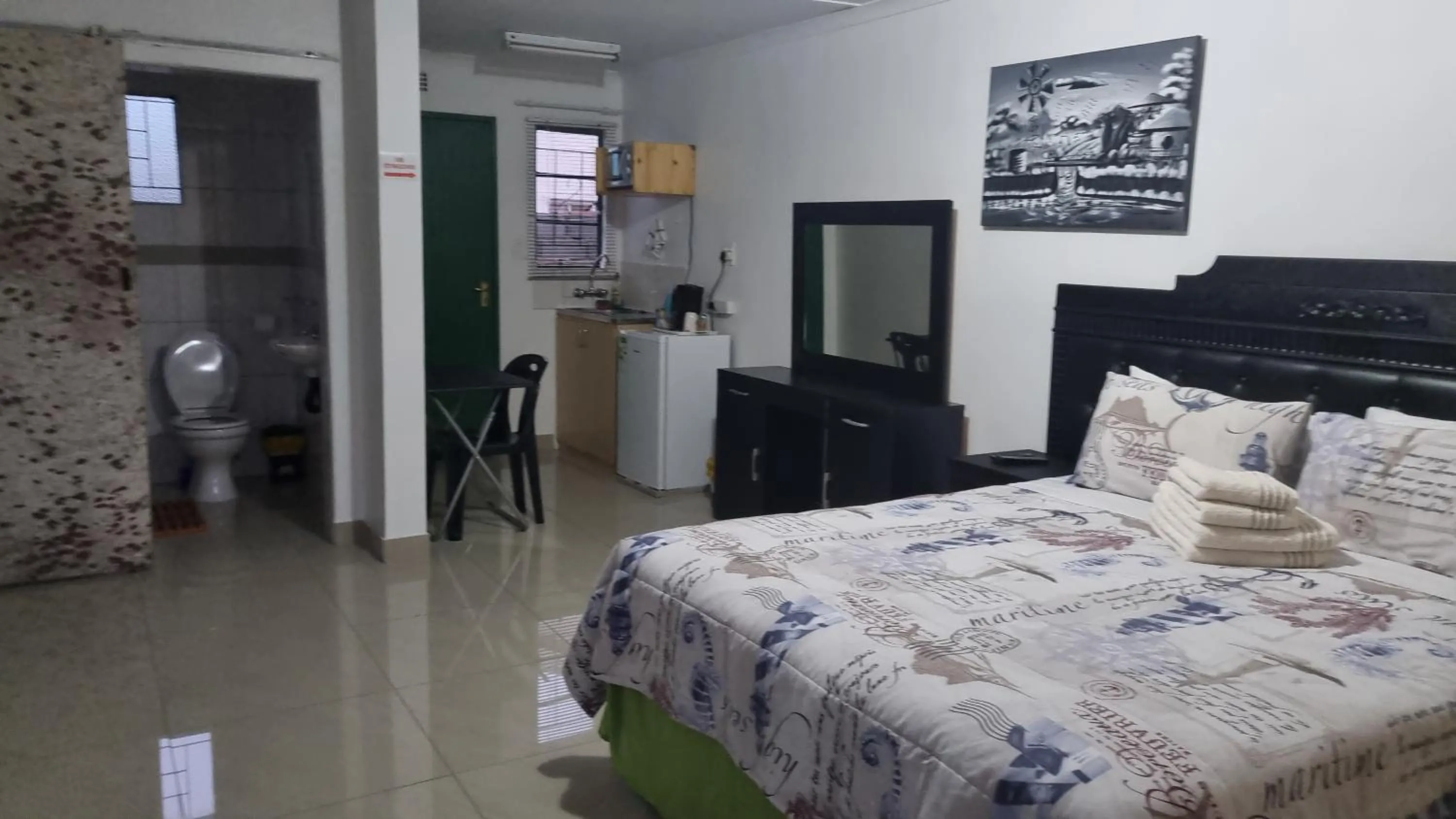 Bedroom, Bed in Viks Bed and Breakfast