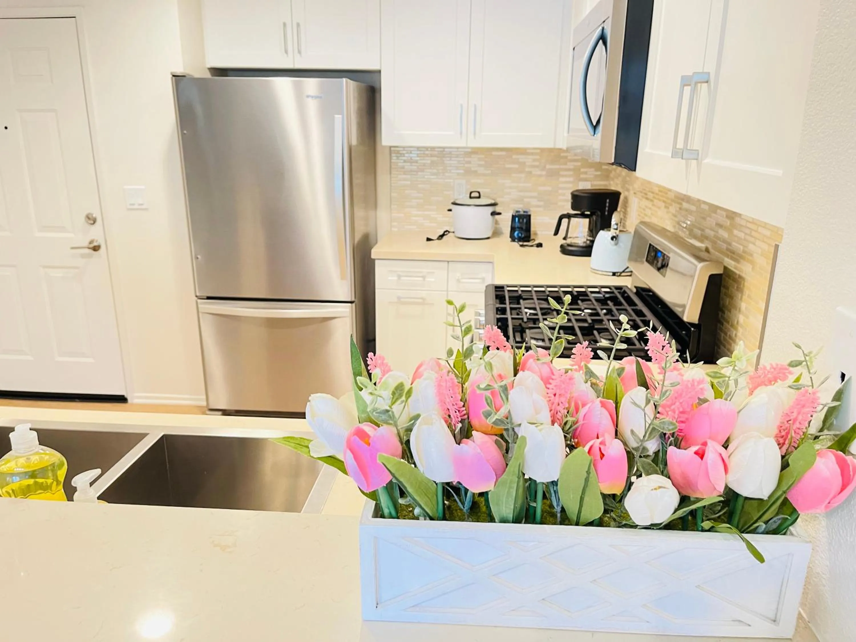 Luxury Irvine 2Bedrooms 2Bathrooms kitchen Pool apartment