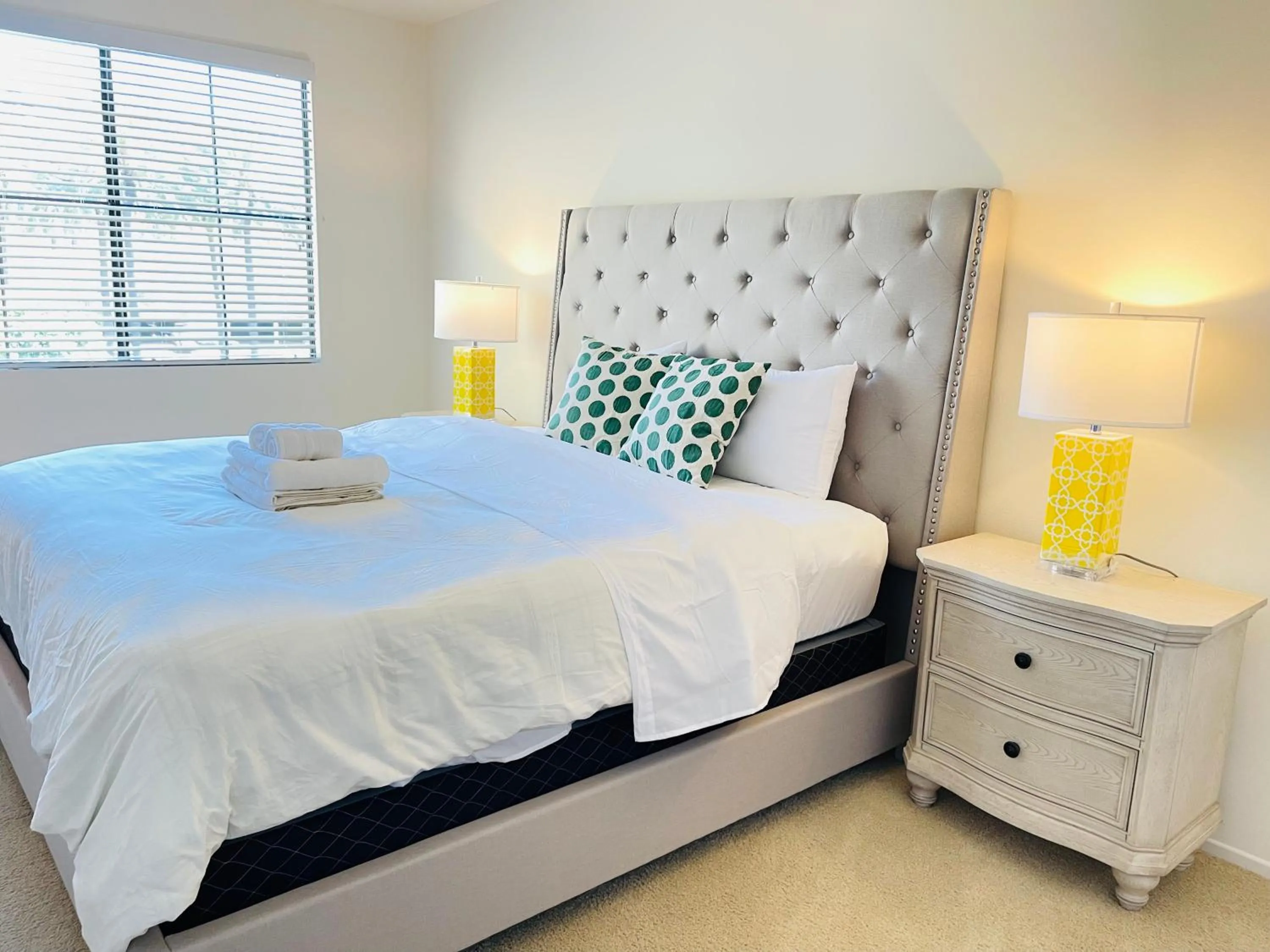 Bed in Luxury Irvine 2Bedrooms 2Bathrooms kitchen Pool apartment