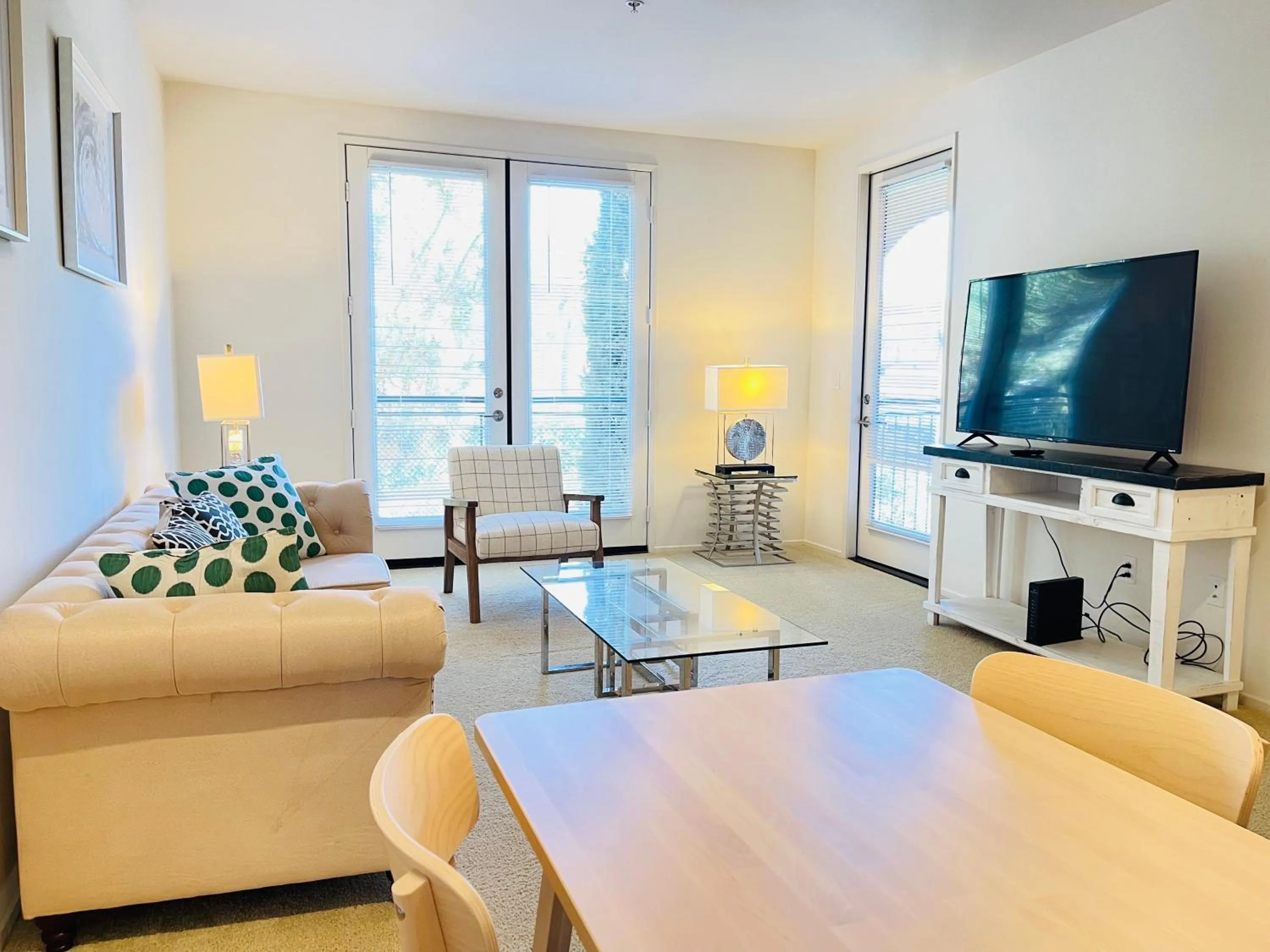 Luxury Irvine 2Bedrooms 2Bathrooms kitchen Pool apartment