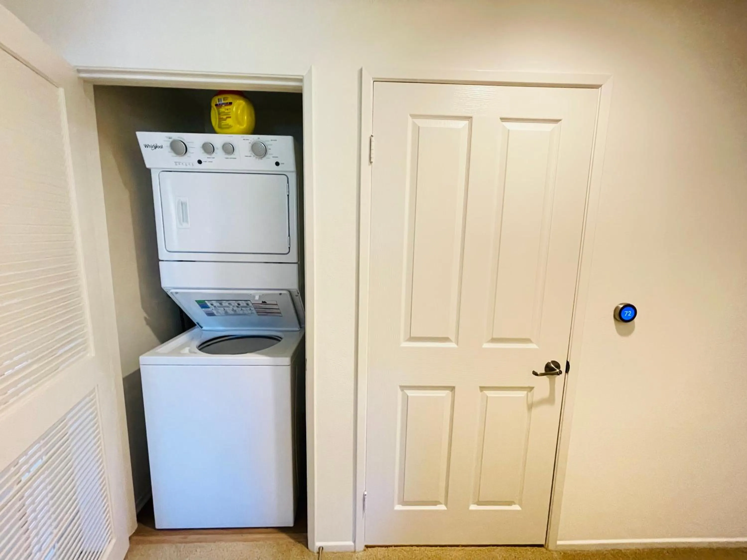 Luxury Irvine 2Bedrooms 2Bathrooms kitchen Pool apartment