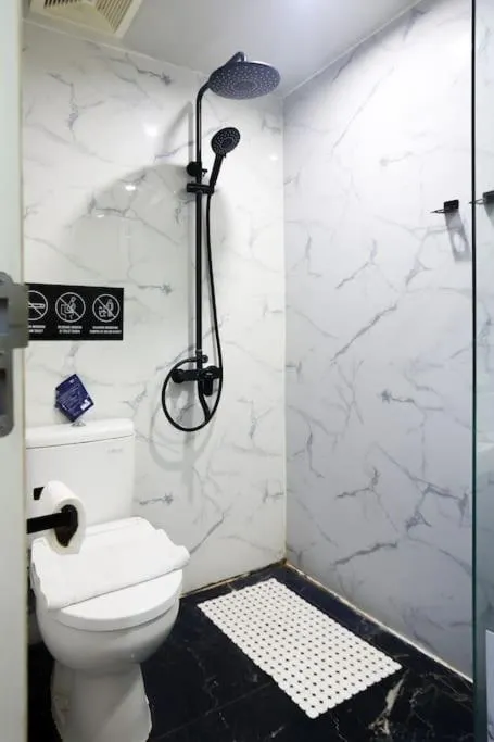 Shower in Amandalu at Orchard apartemen