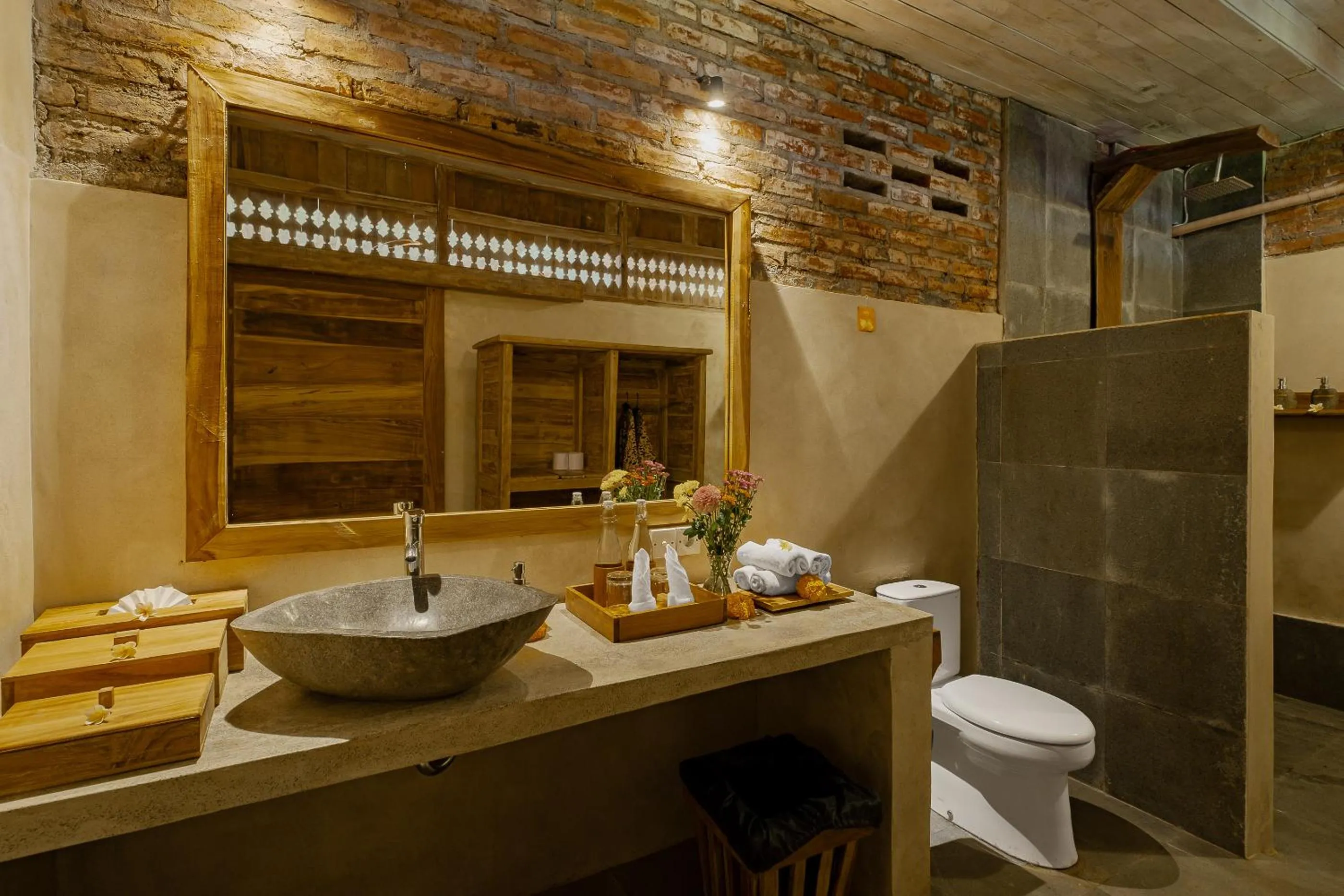 Toilet in Joglo Organik Guesthouse