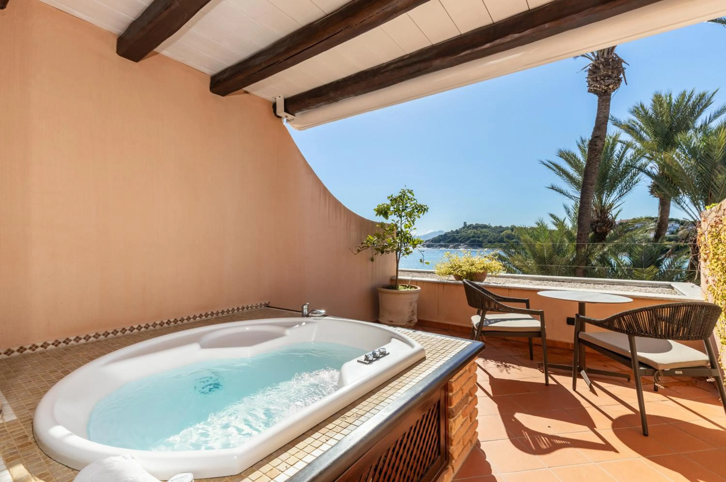 Hot Tub in Hotel La Bitta - Bovis Hotels