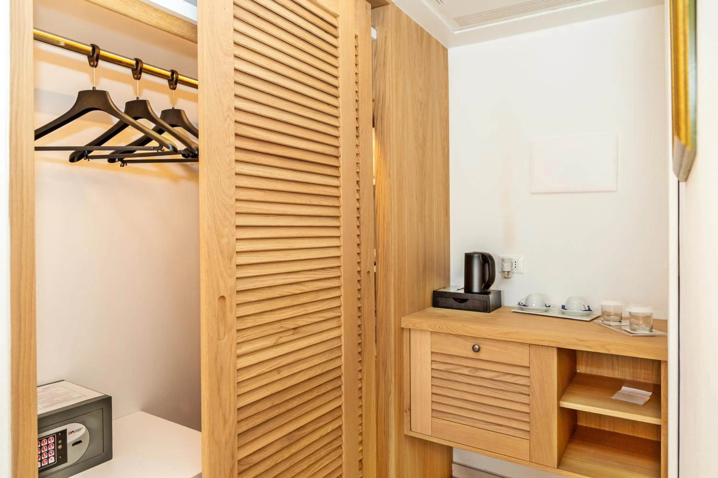 wardrobe in Hotel La Bitta - Bovis Hotels