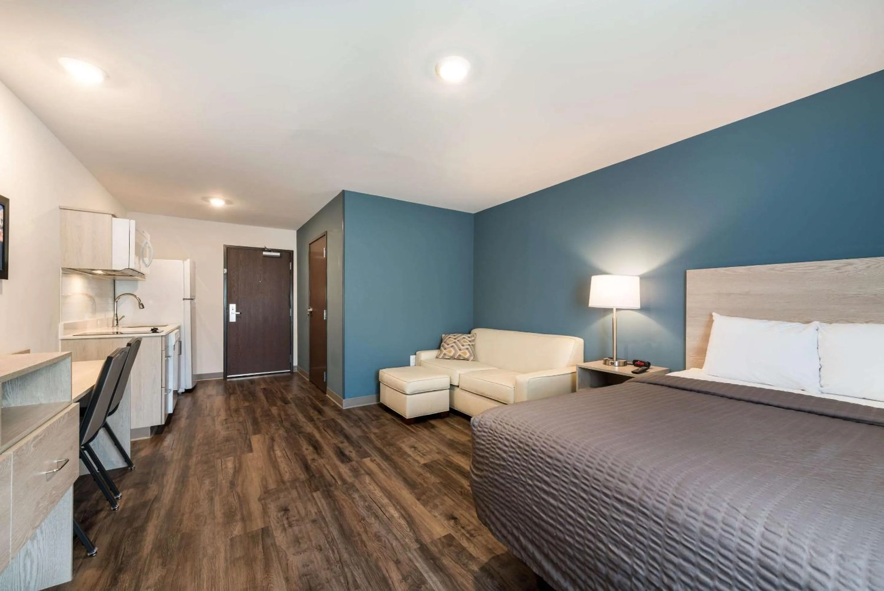 Bedroom, Bed in WoodSpring Suites Greensboro - High Point North