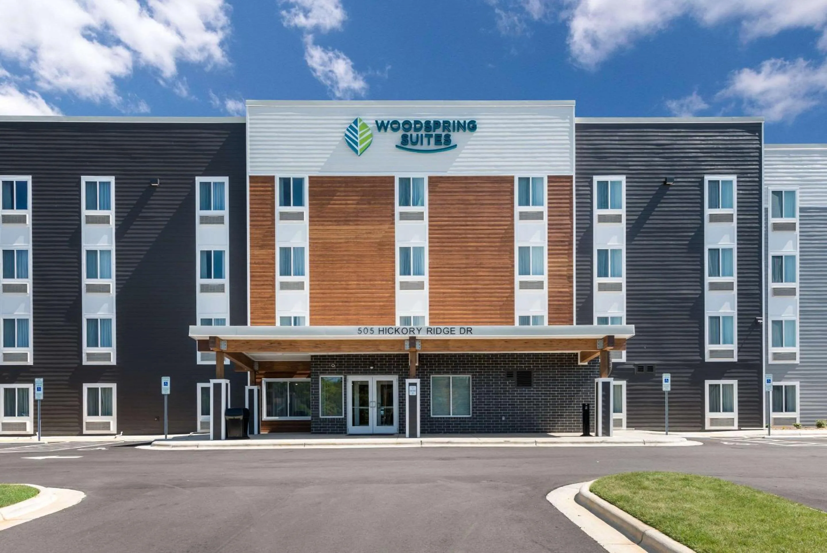 Property building in WoodSpring Suites Greensboro - High Point North