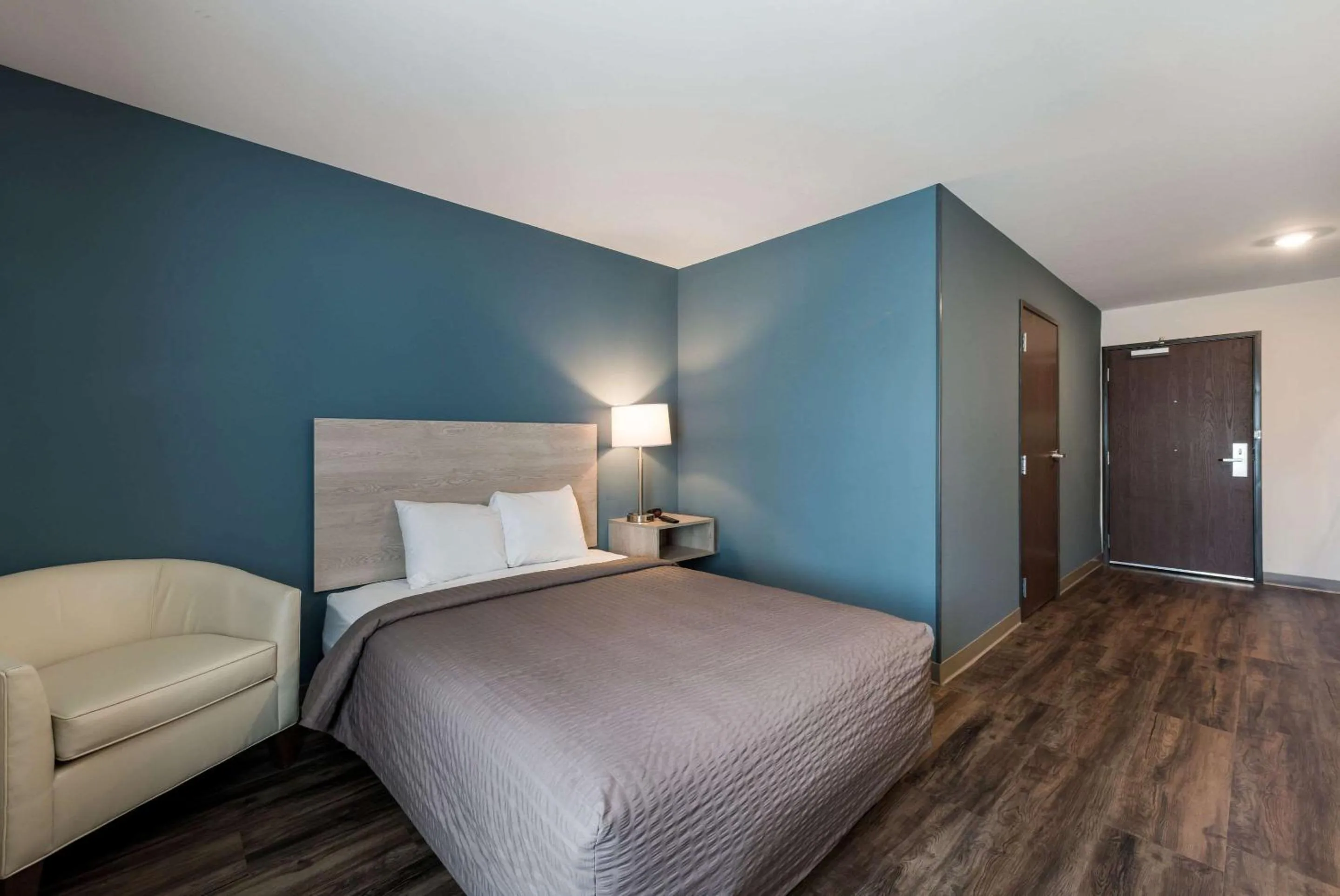 Bedroom, Bed in WoodSpring Suites Greensboro - High Point North