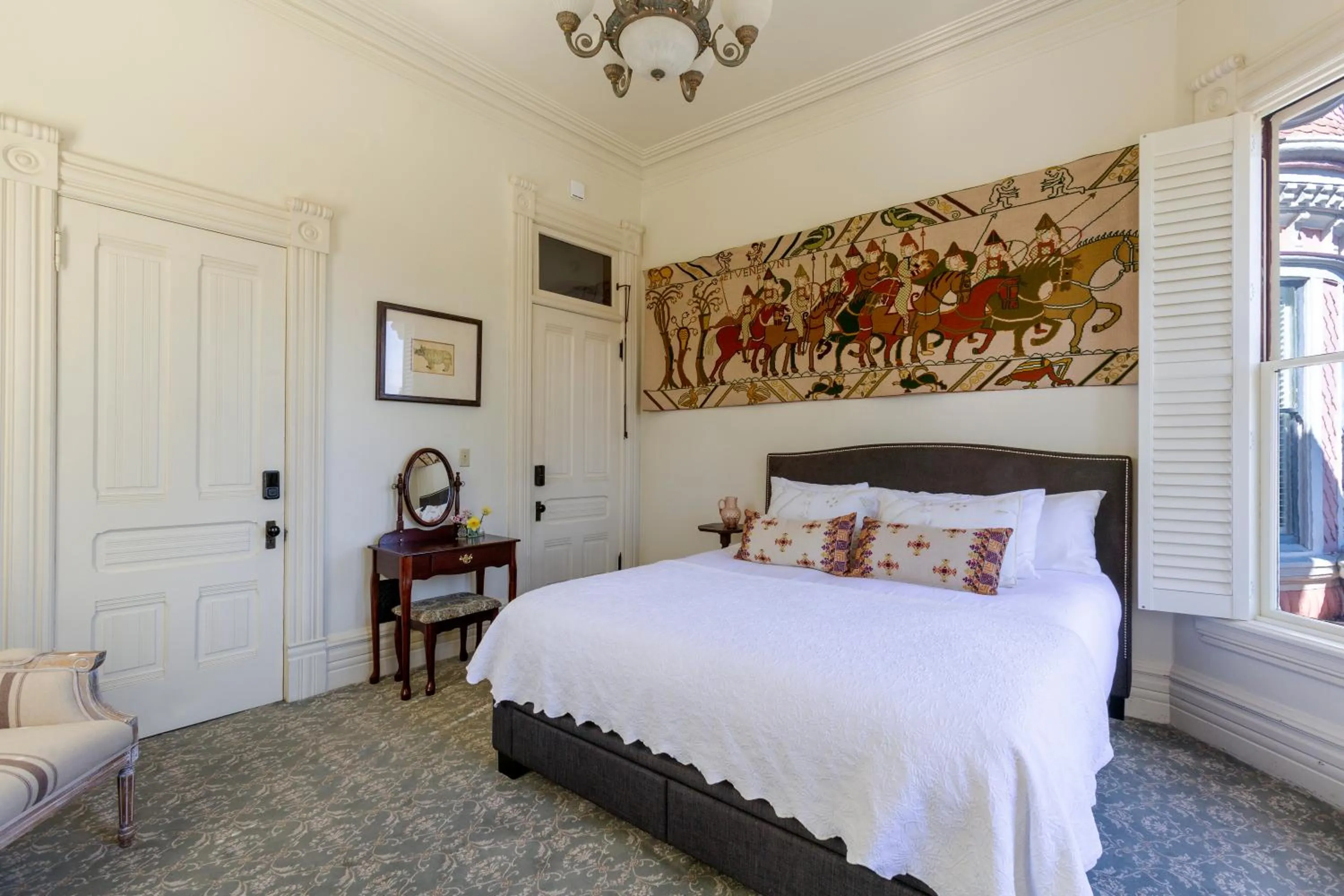 Dining area, Bed in Pinc Lady Mansion