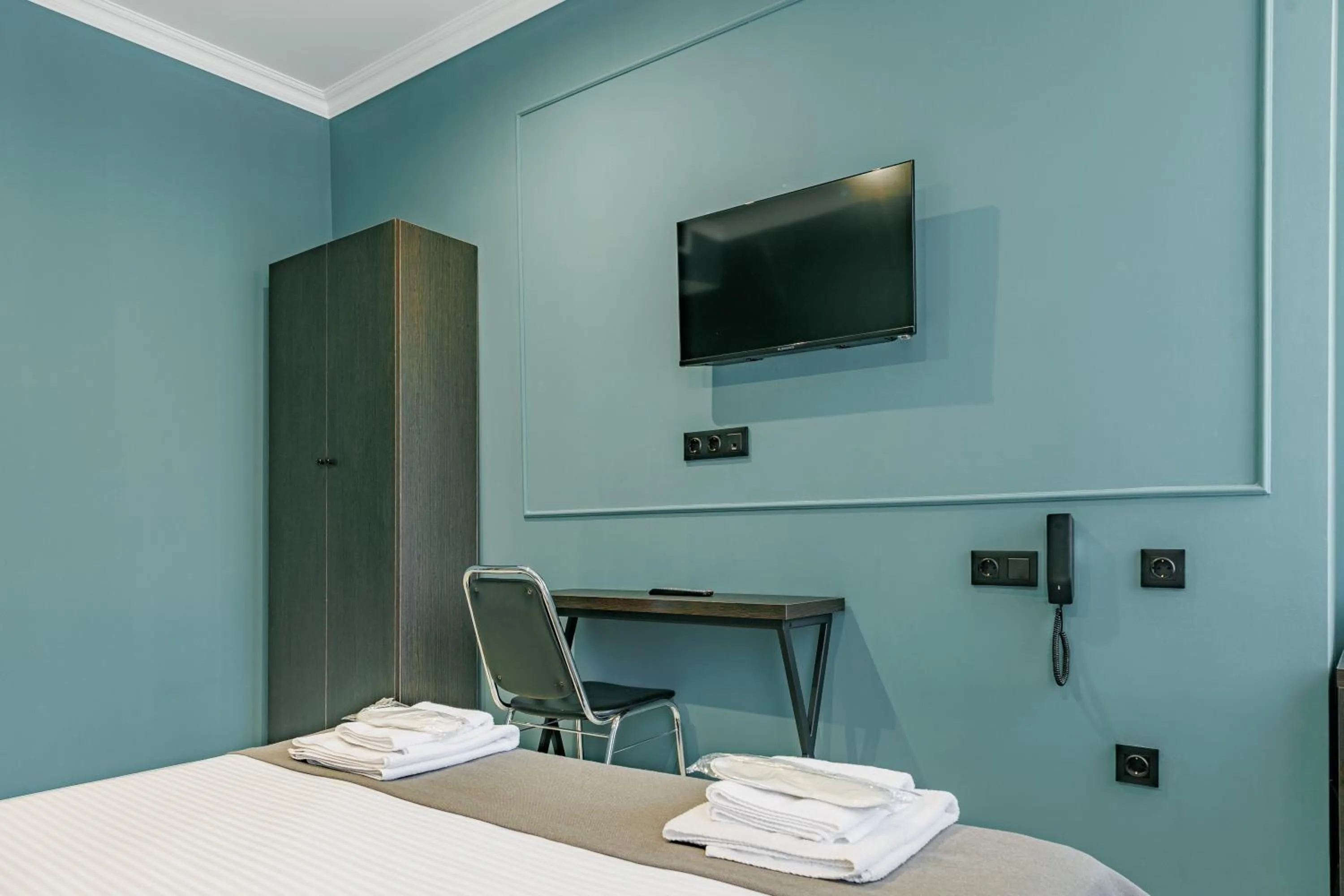 Photo of the whole room, Bed in Route Hotel