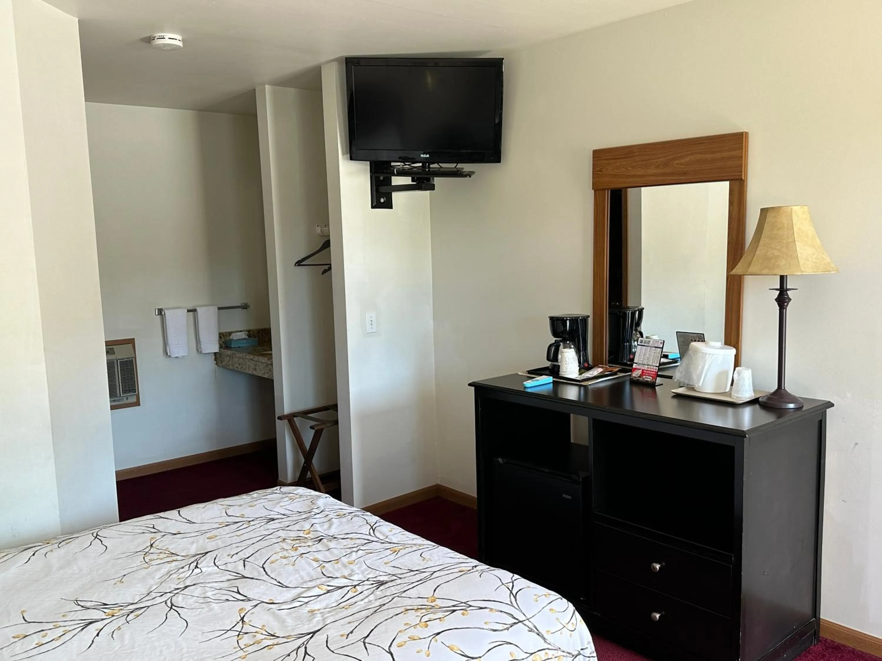 Photo of the whole room, Bed in VISTA VILLA MOTEL