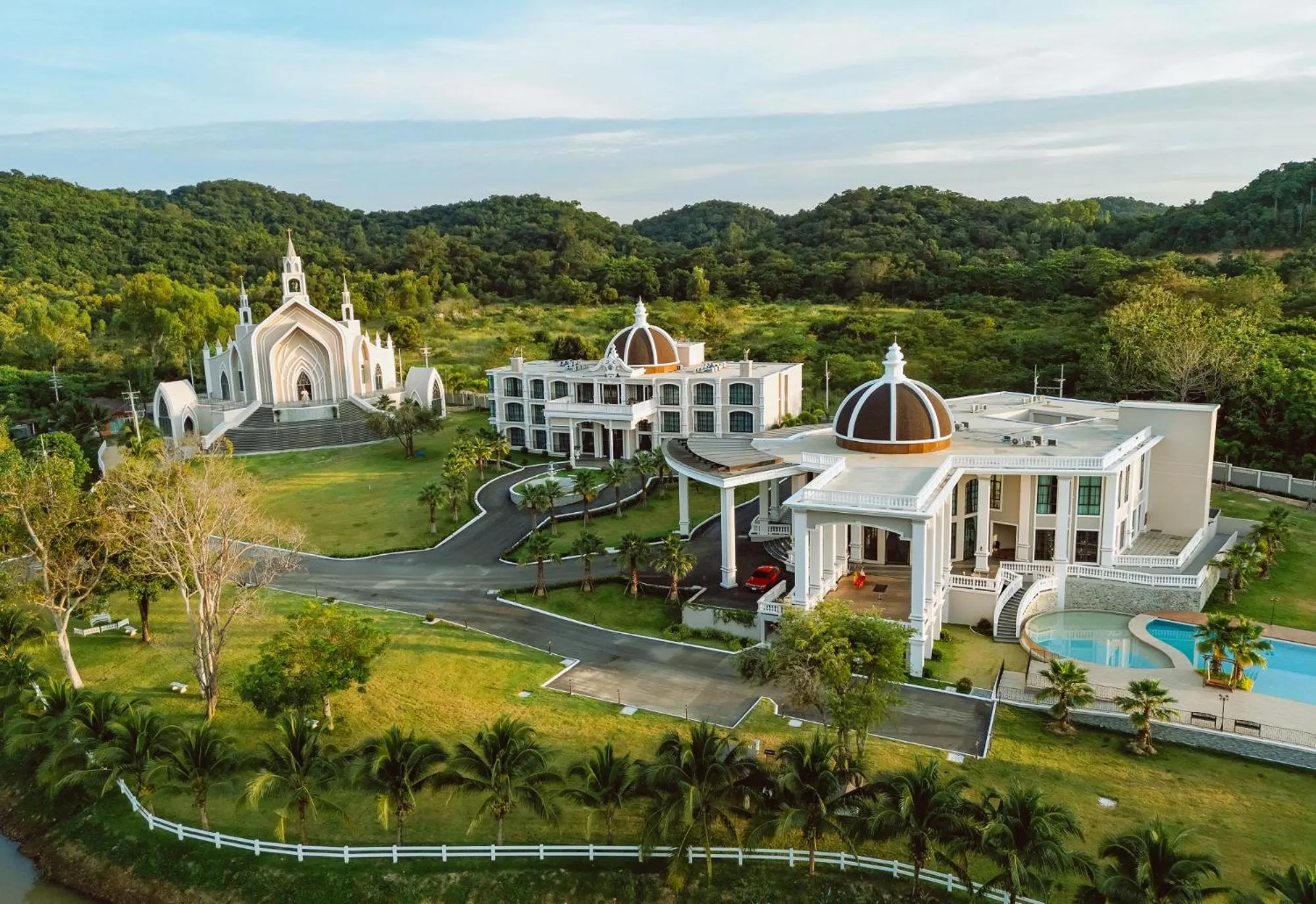 Property building in Grand Lord Hotel & Residence - Pattaya