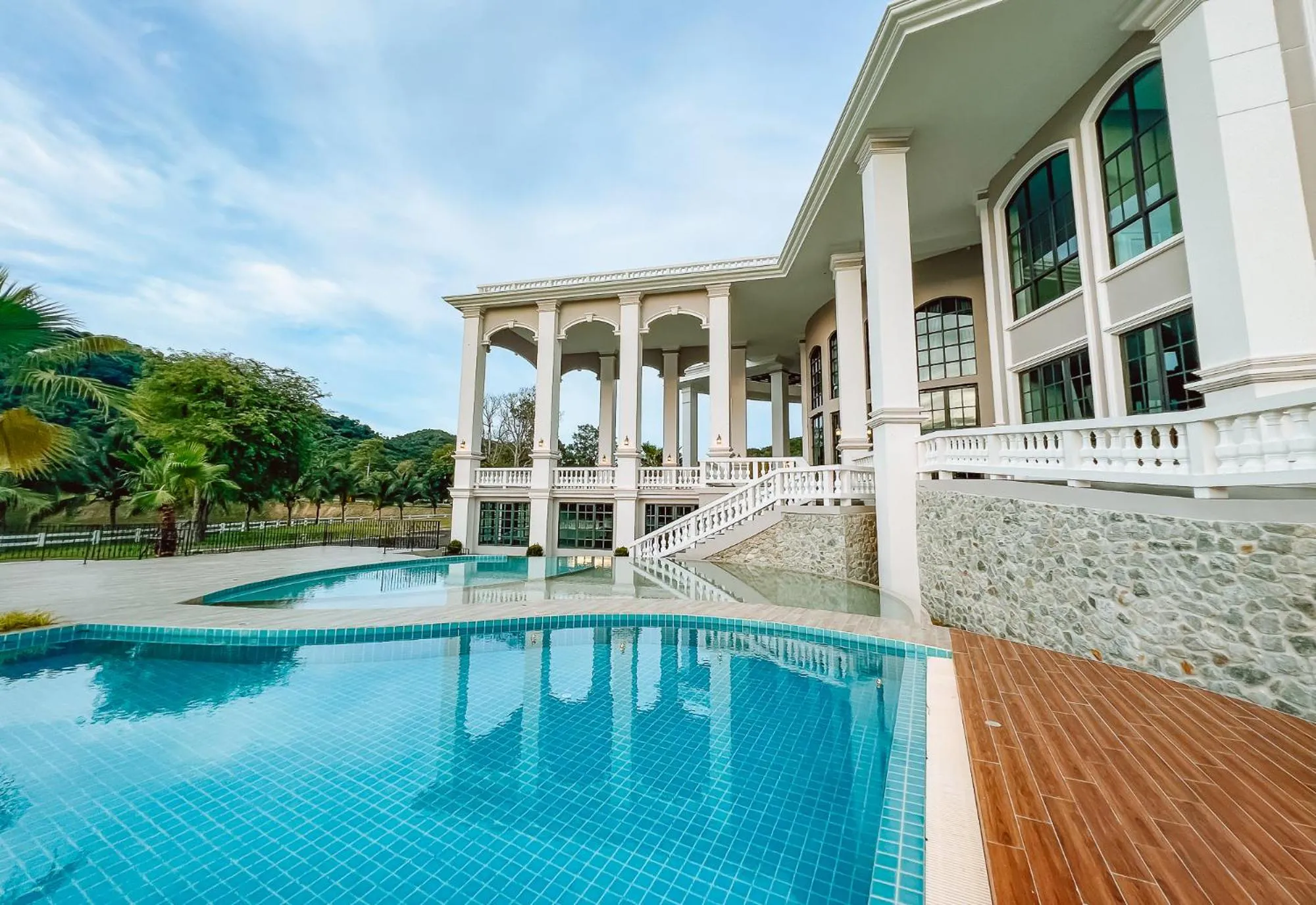 Property building in Grand Lord Hotel & Residence - Pattaya