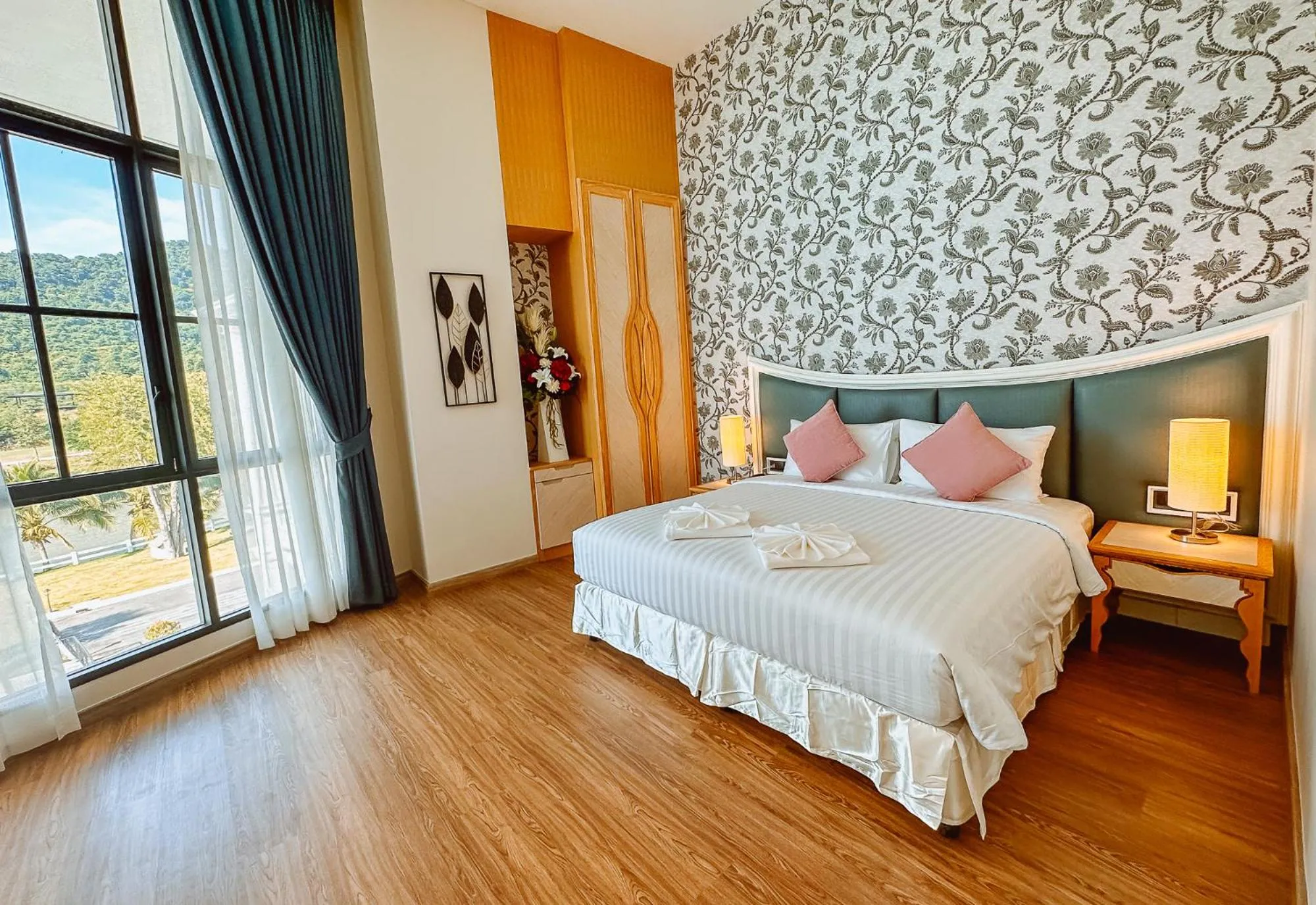 Bedroom, Bed in Grand Lord Hotel & Residence - Pattaya