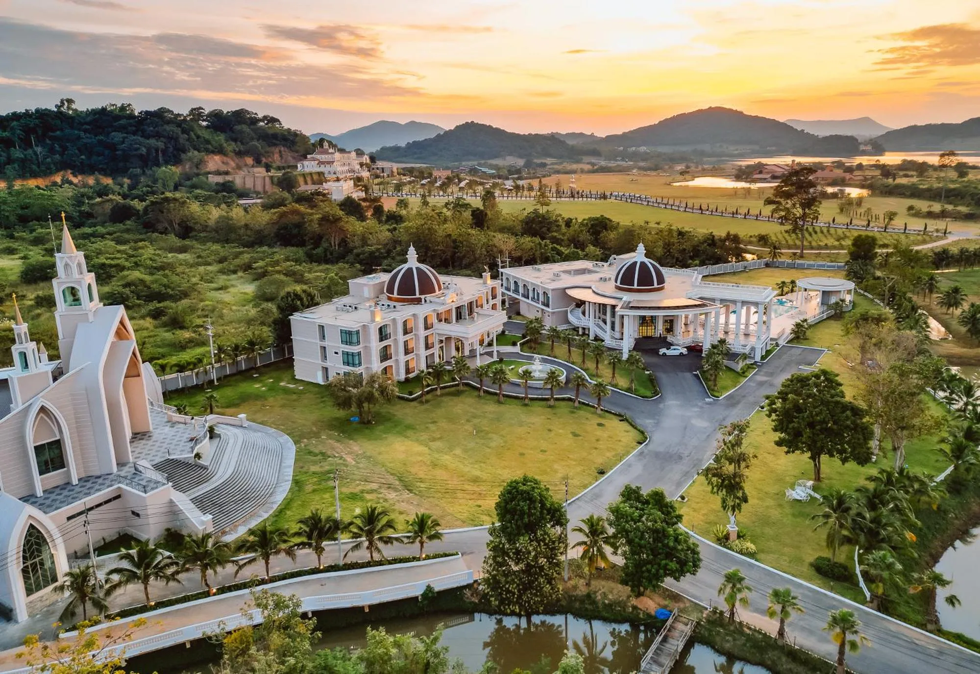 Property building in Grand Lord Hotel & Residence - Pattaya