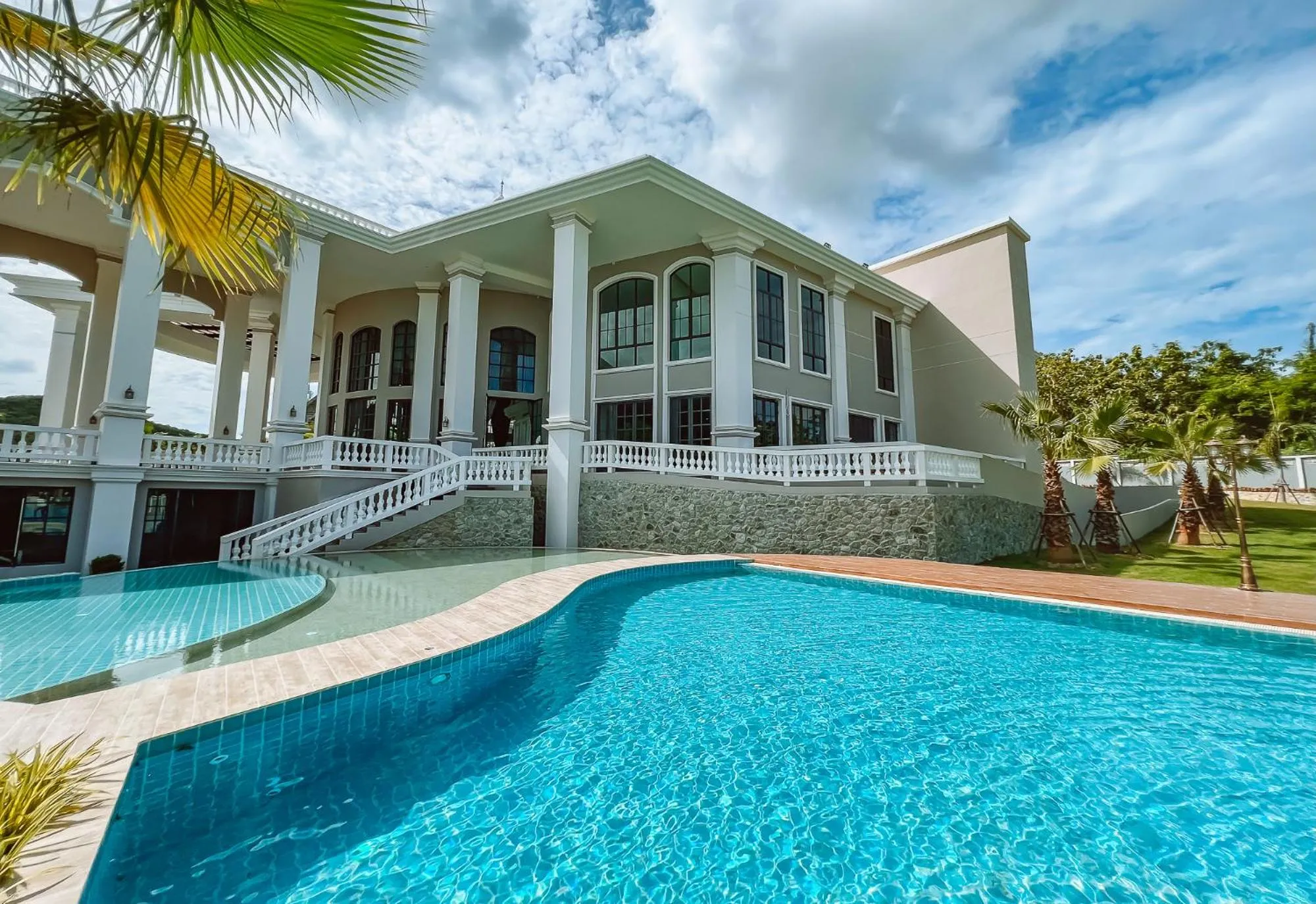 Property building in Grand Lord Hotel & Residence - Pattaya