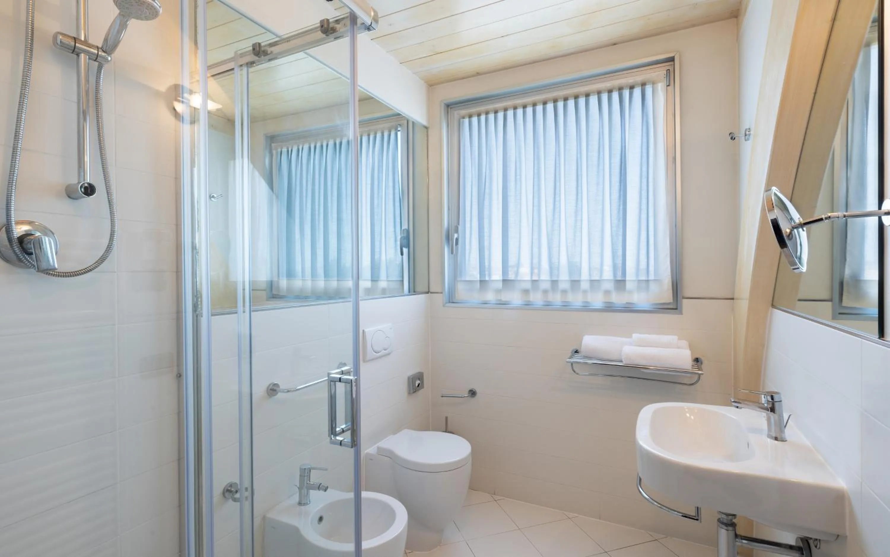 Shower in Hotel Mosaico