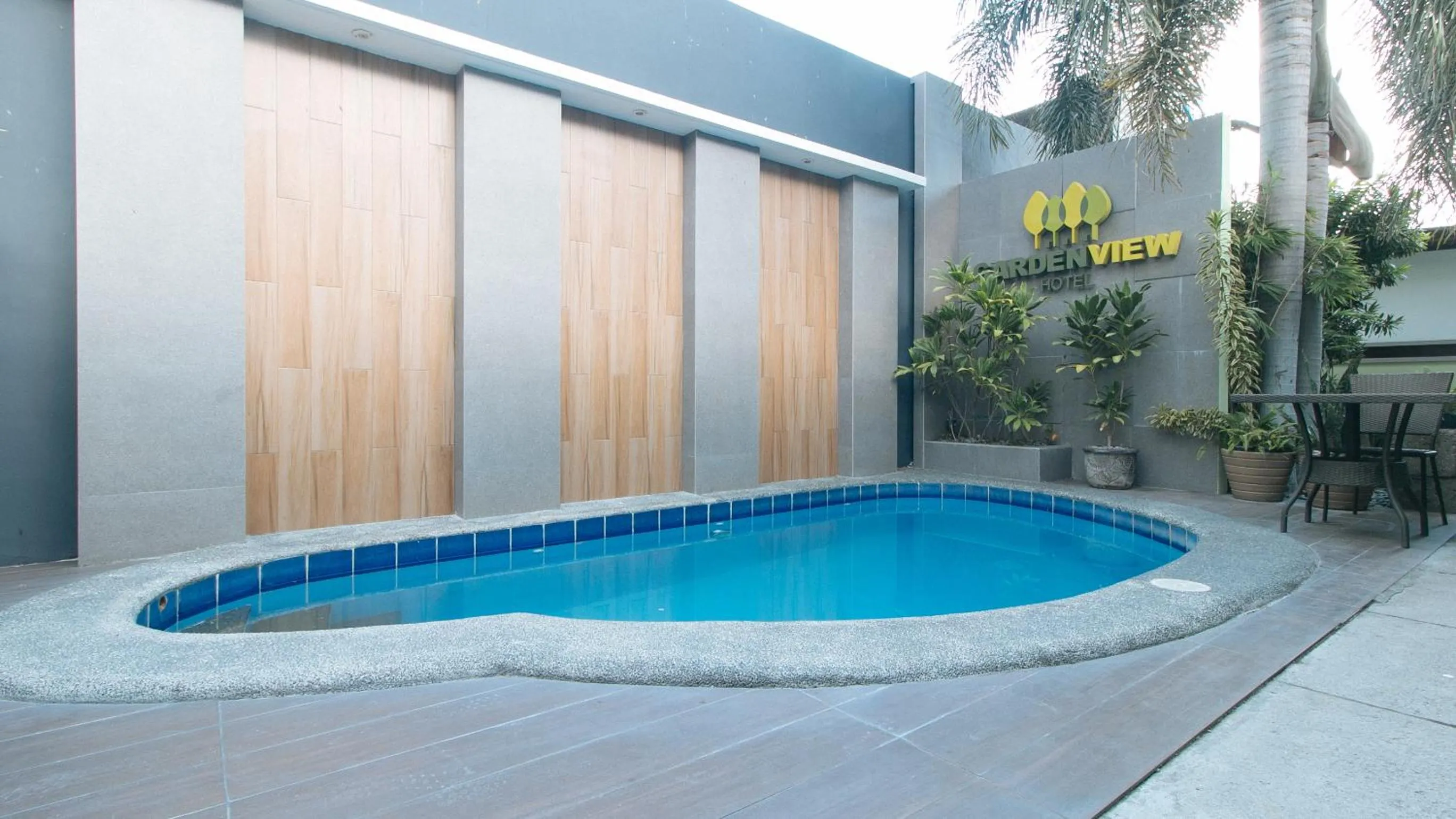 Swimming pool in RedDoorz @ Gardenview Hotel GTower Angeles