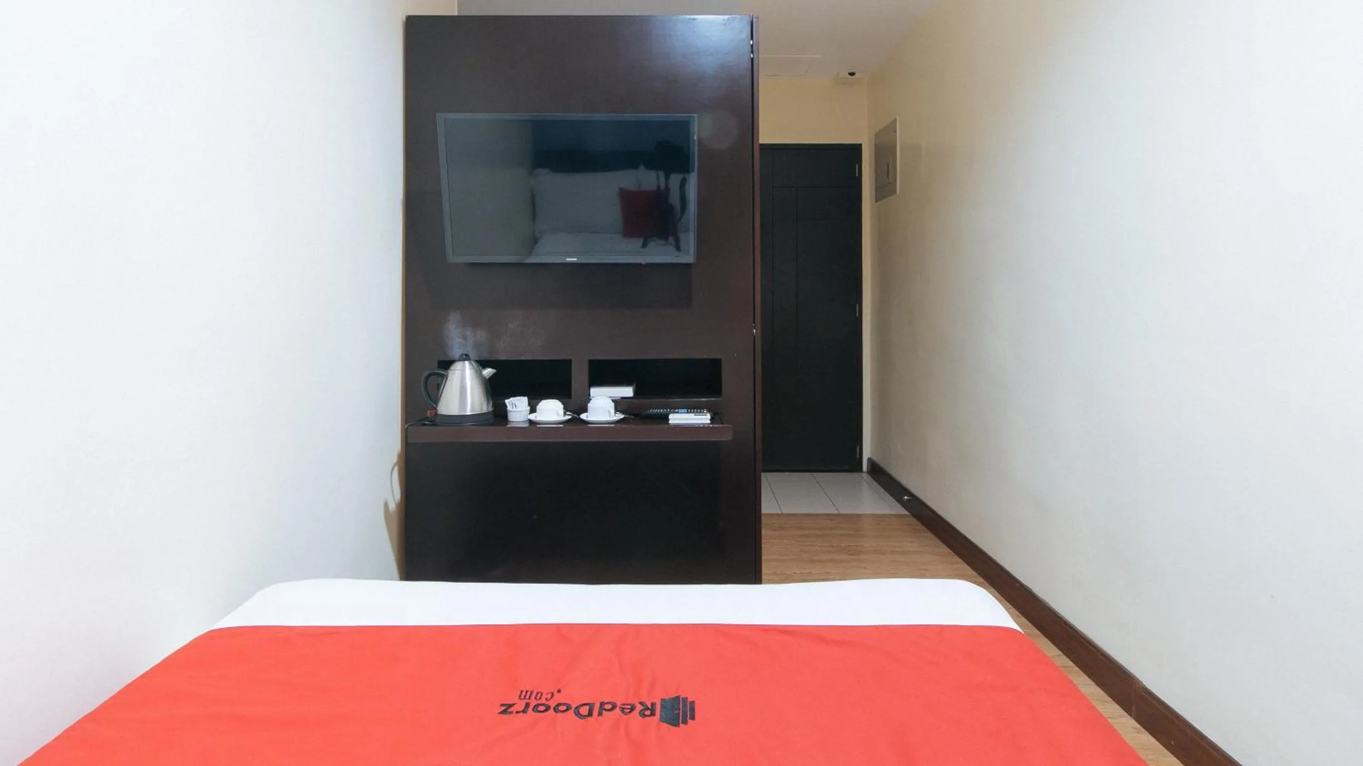 TV and multimedia in RedDoorz @ Gardenview Hotel GTower Angeles