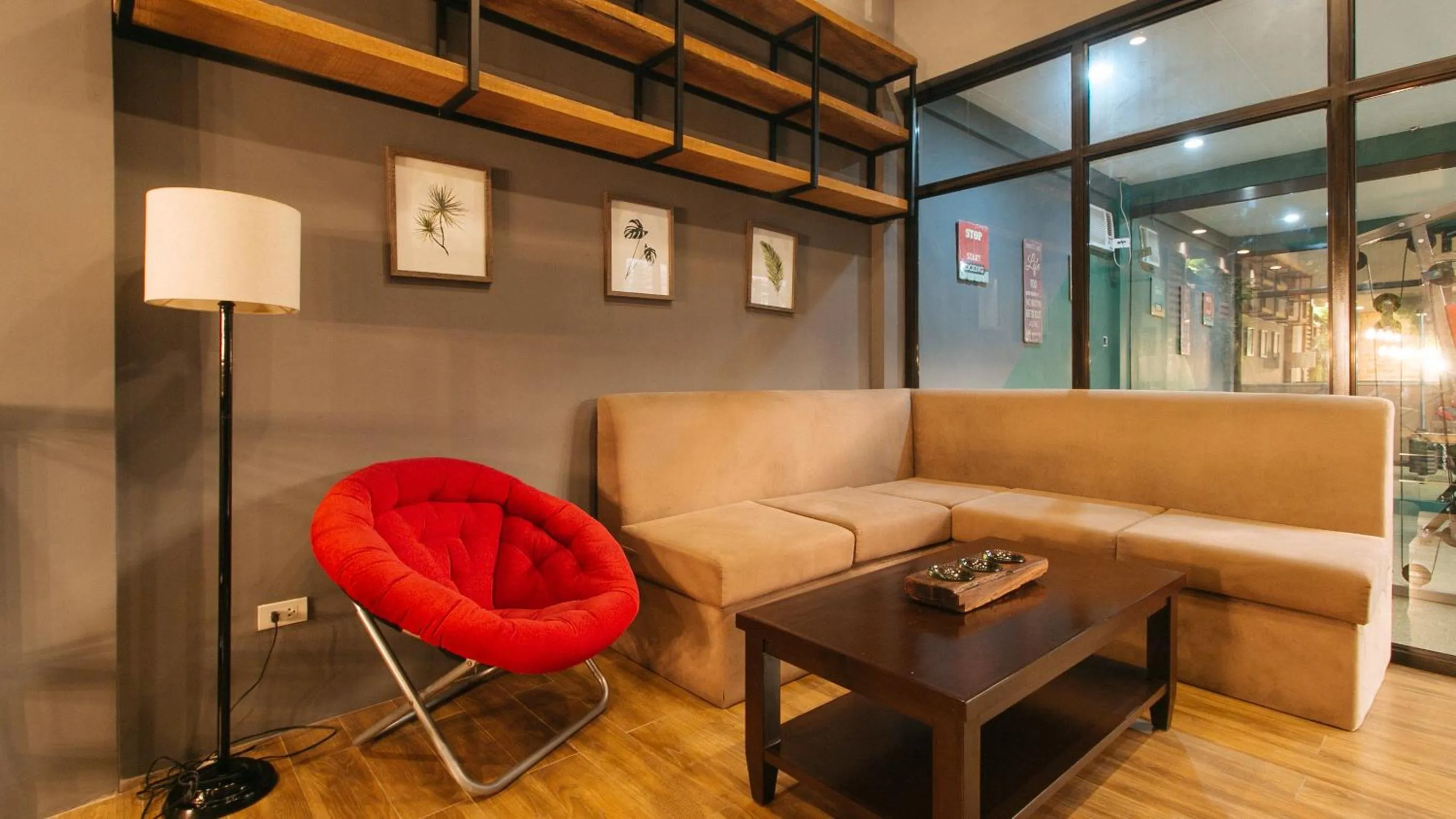 Seating area in RedDoorz @ Gardenview Hotel GTower Angeles