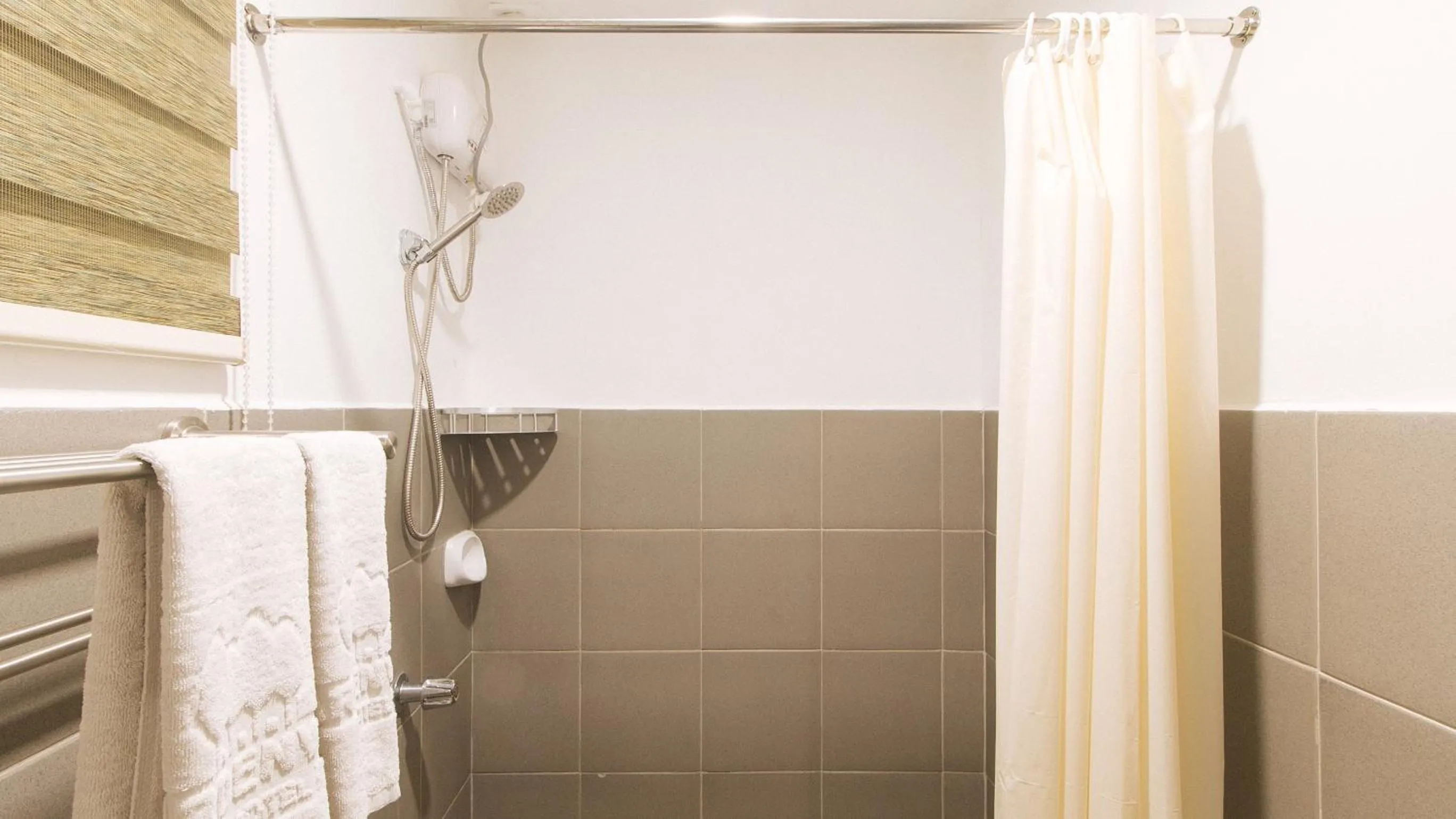 Bathroom in RedDoorz @ Gardenview Hotel GTower Angeles