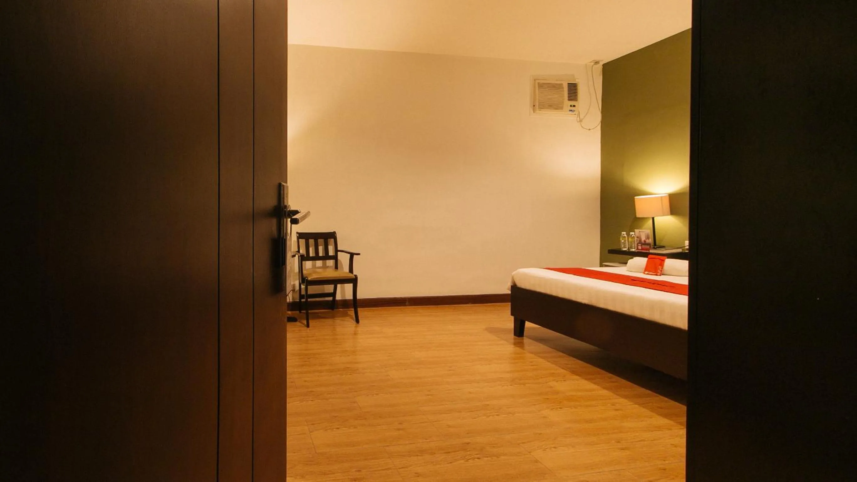 Photo of the whole room in RedDoorz @ Gardenview Hotel GTower Angeles