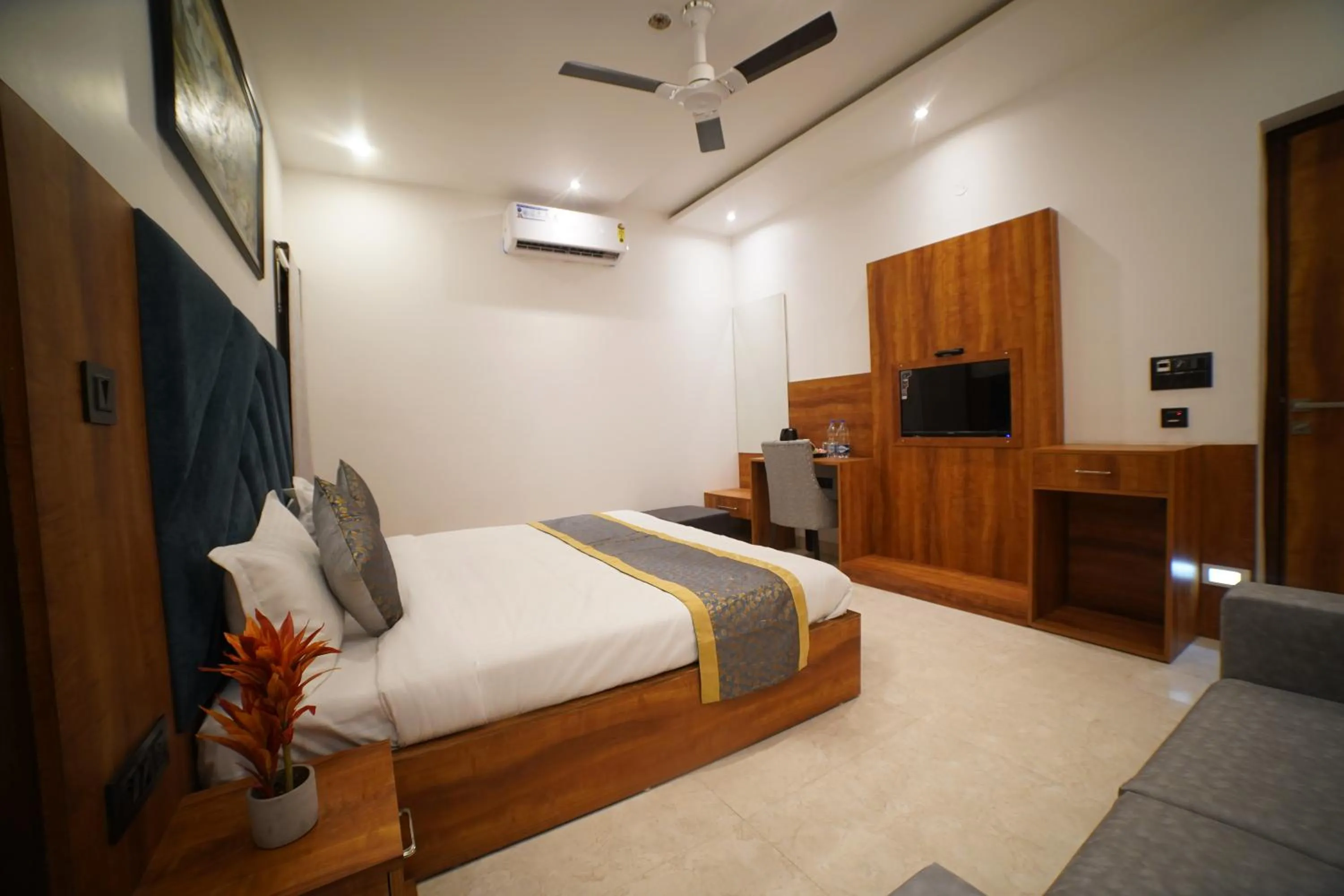 TV and multimedia in Hotel Elite - 5 Mins From Golden Temple