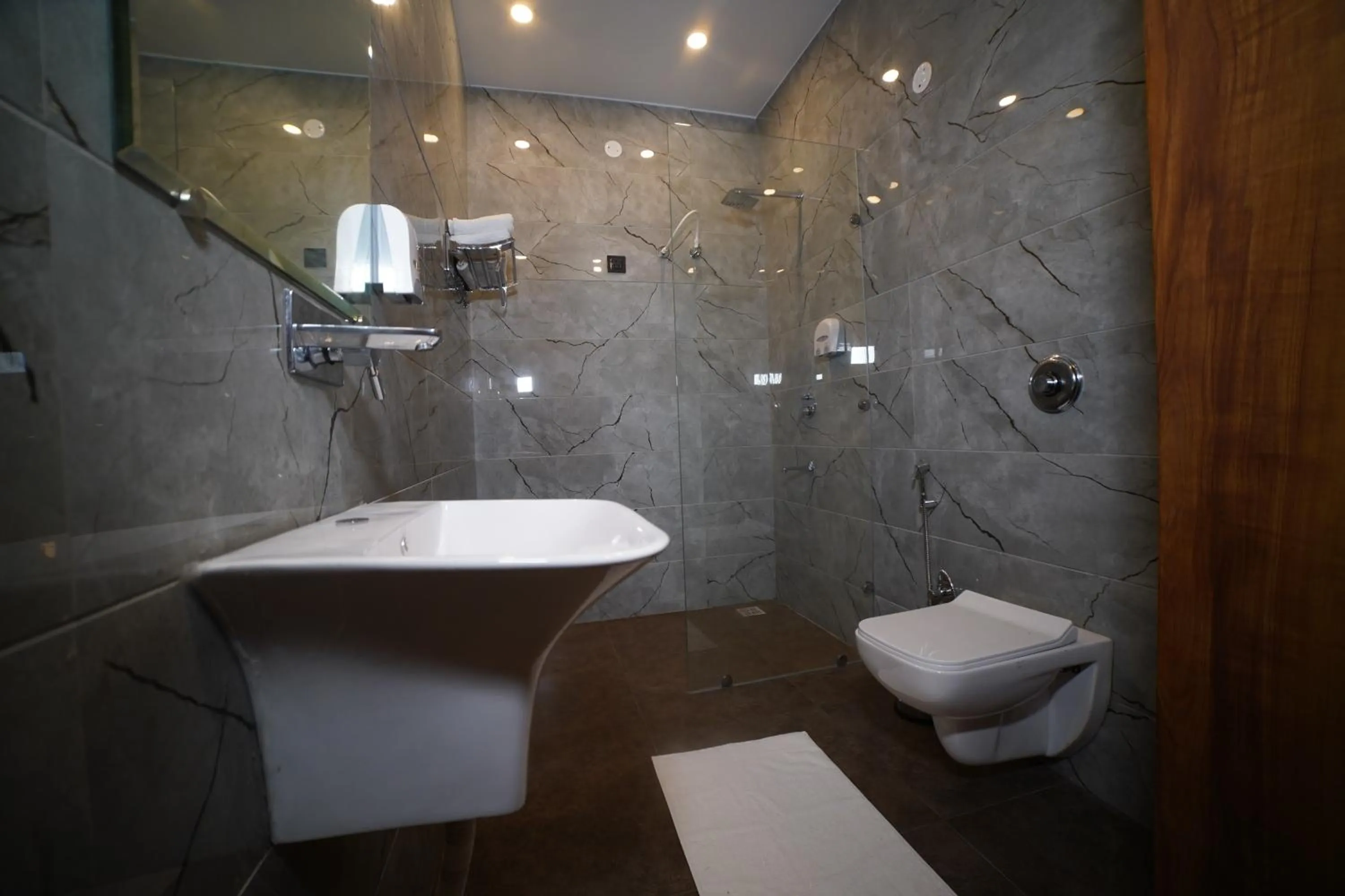 Bathroom in Hotel Elite - 5 Mins From Golden Temple