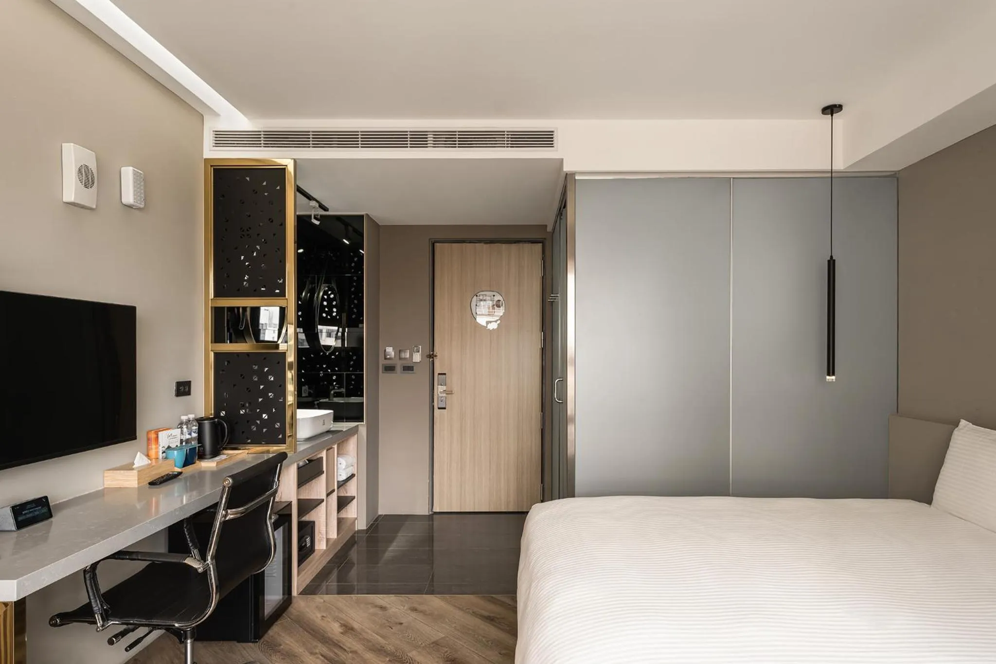 Photo of the whole room, Bed in HOTEL LEISURE Kaohsiung