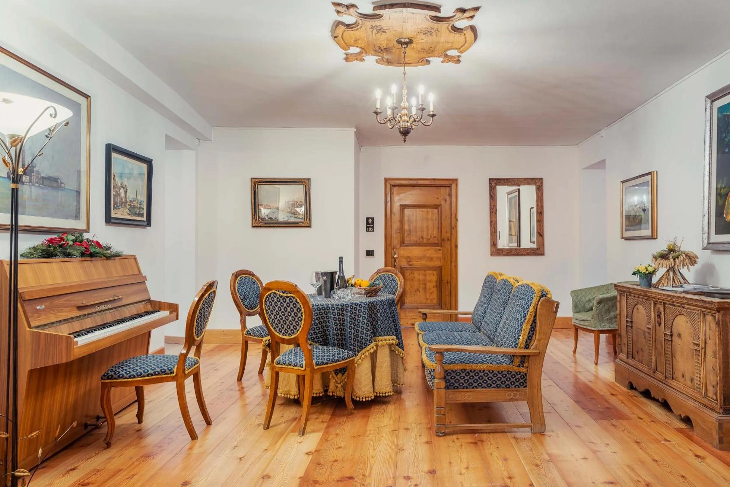 Living room in Royal Hotel Cortina