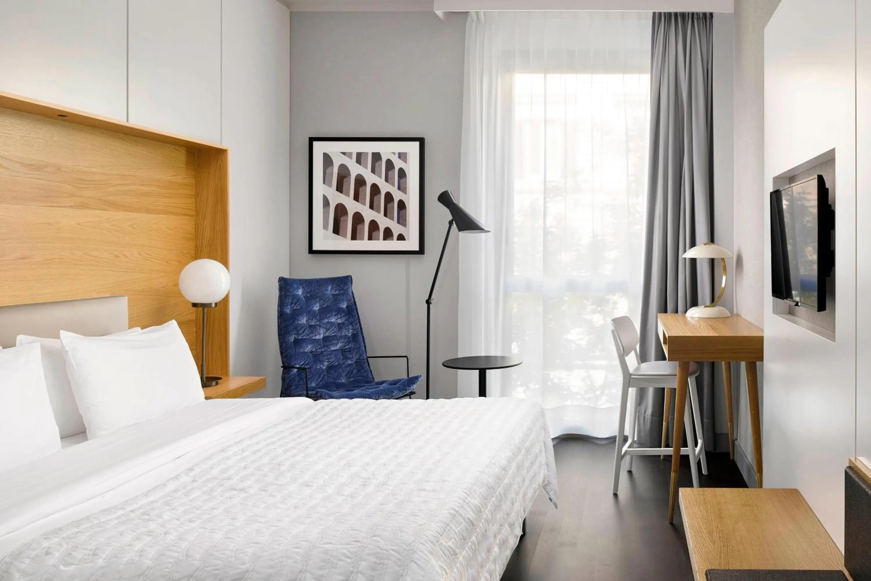 Photo of the whole room, Bed in Le Meridien Visconti Rome