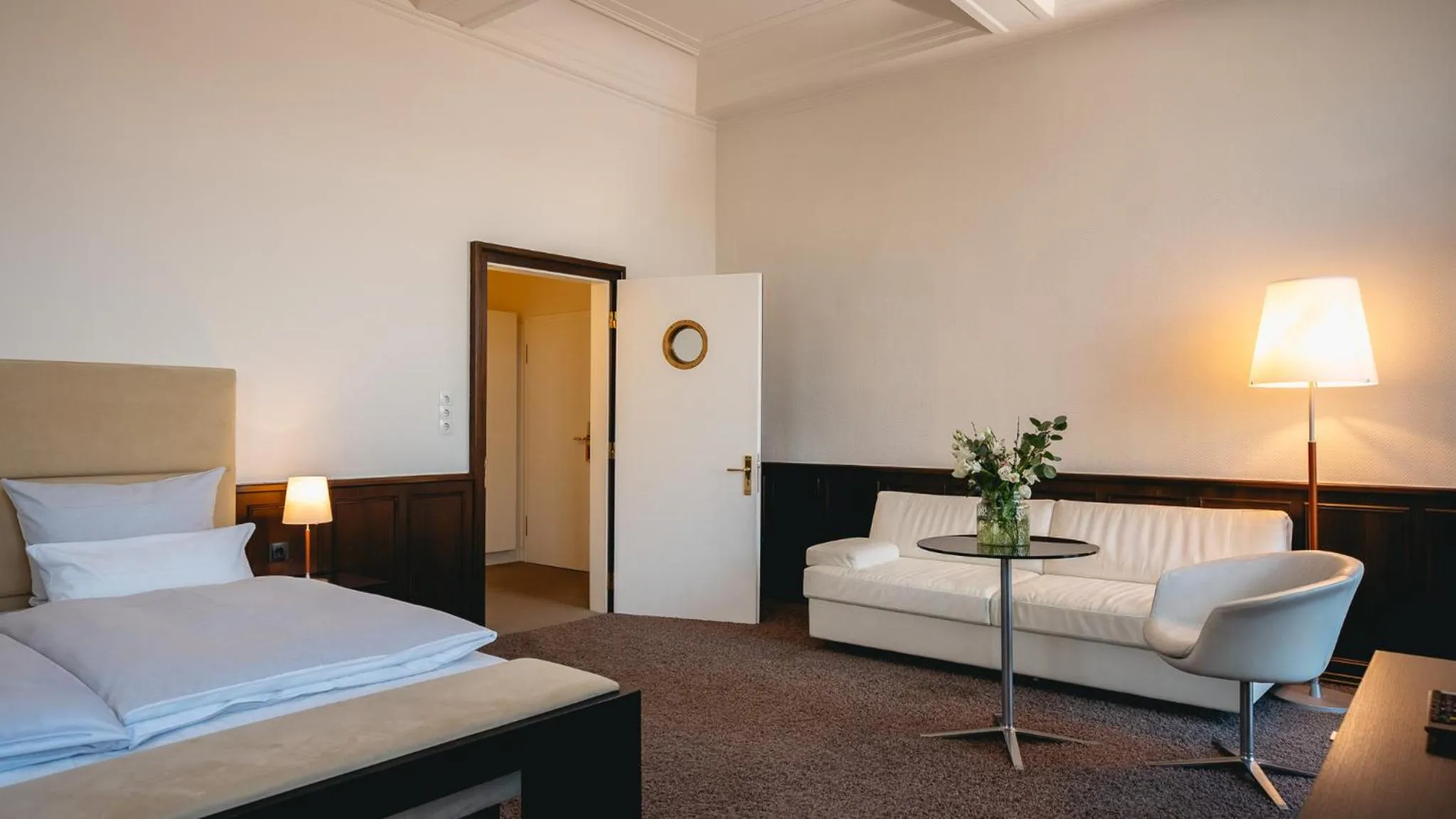 Living room, Bed in Hotel Kieler Yacht-Club