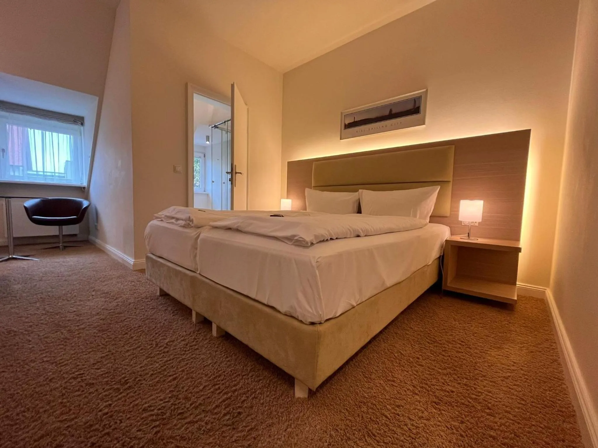 Photo of the whole room, Bed in Hotel Kieler Yacht-Club