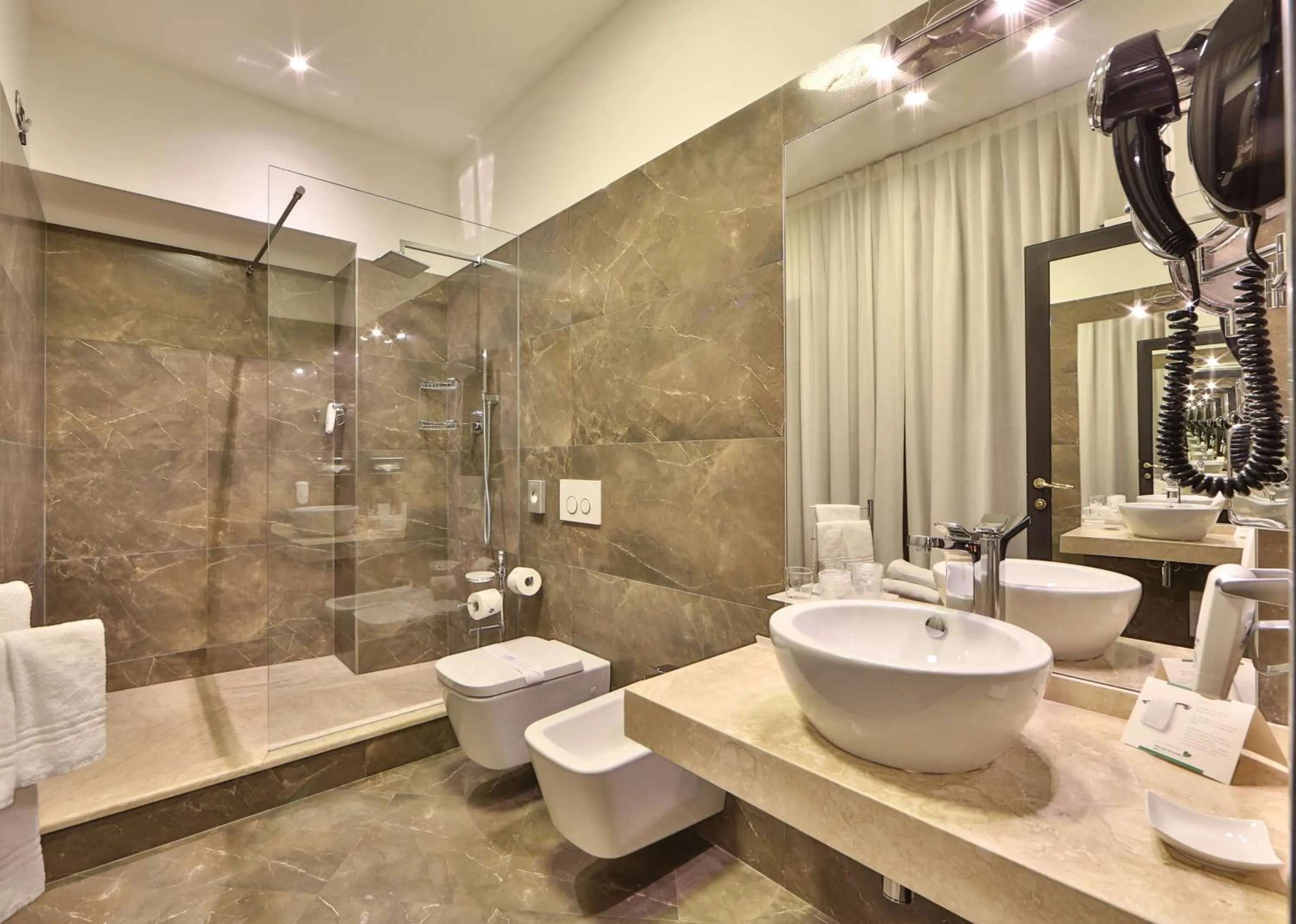 Shower in Best Western Plus Hotel Genova