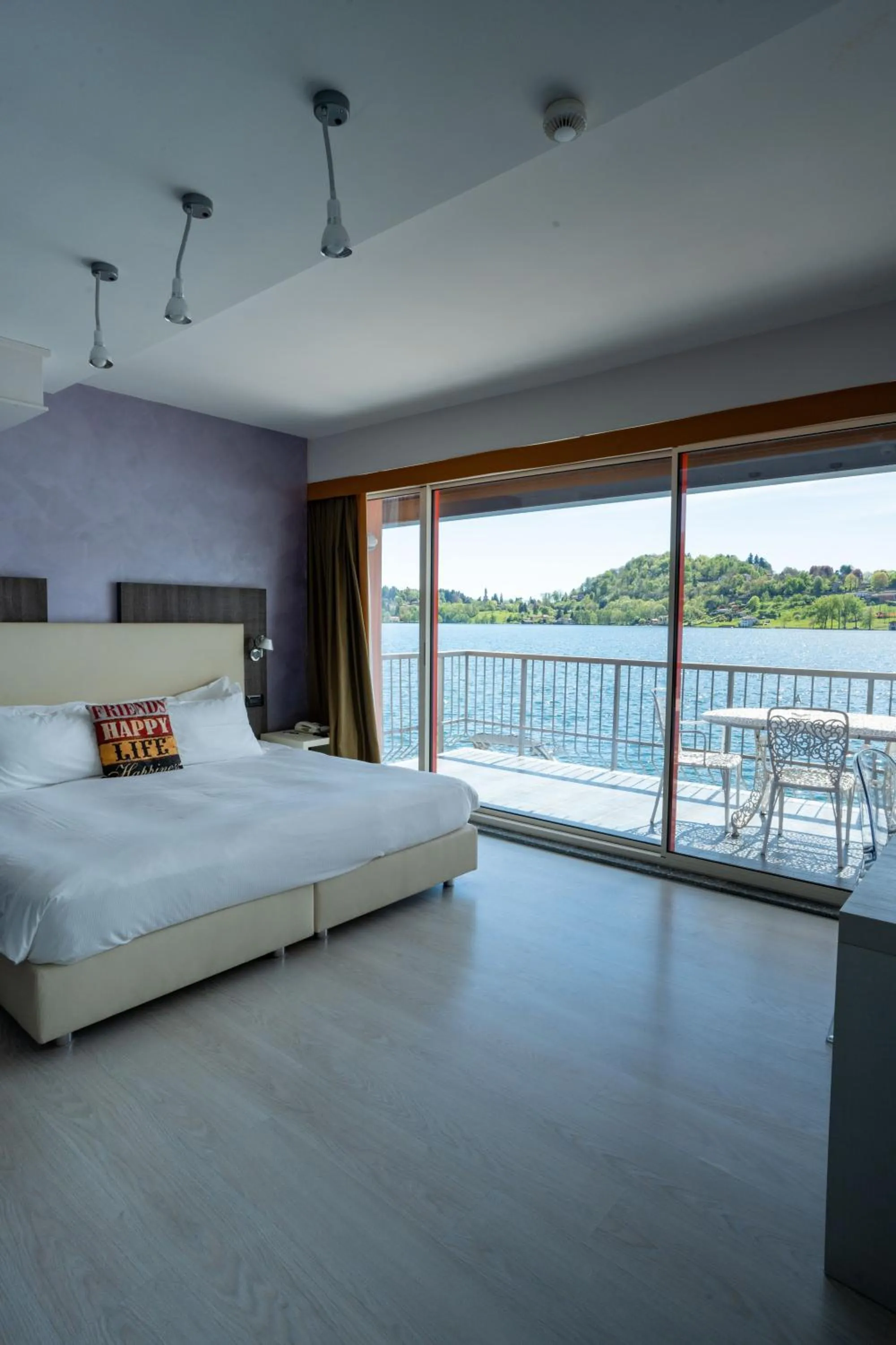 Lake view, Bed in Hotel L'Approdo