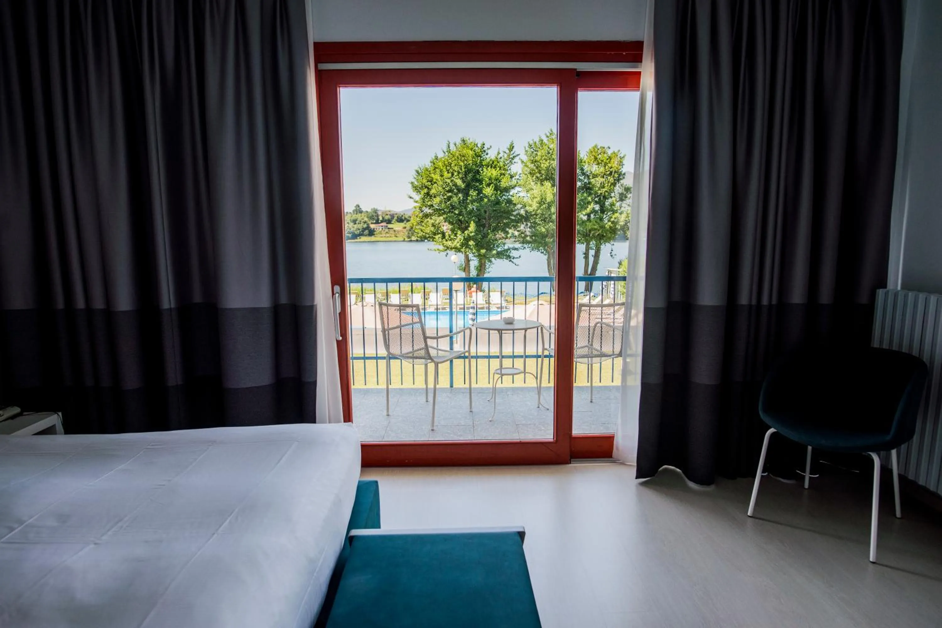 Lake view, Bed in Hotel L'Approdo