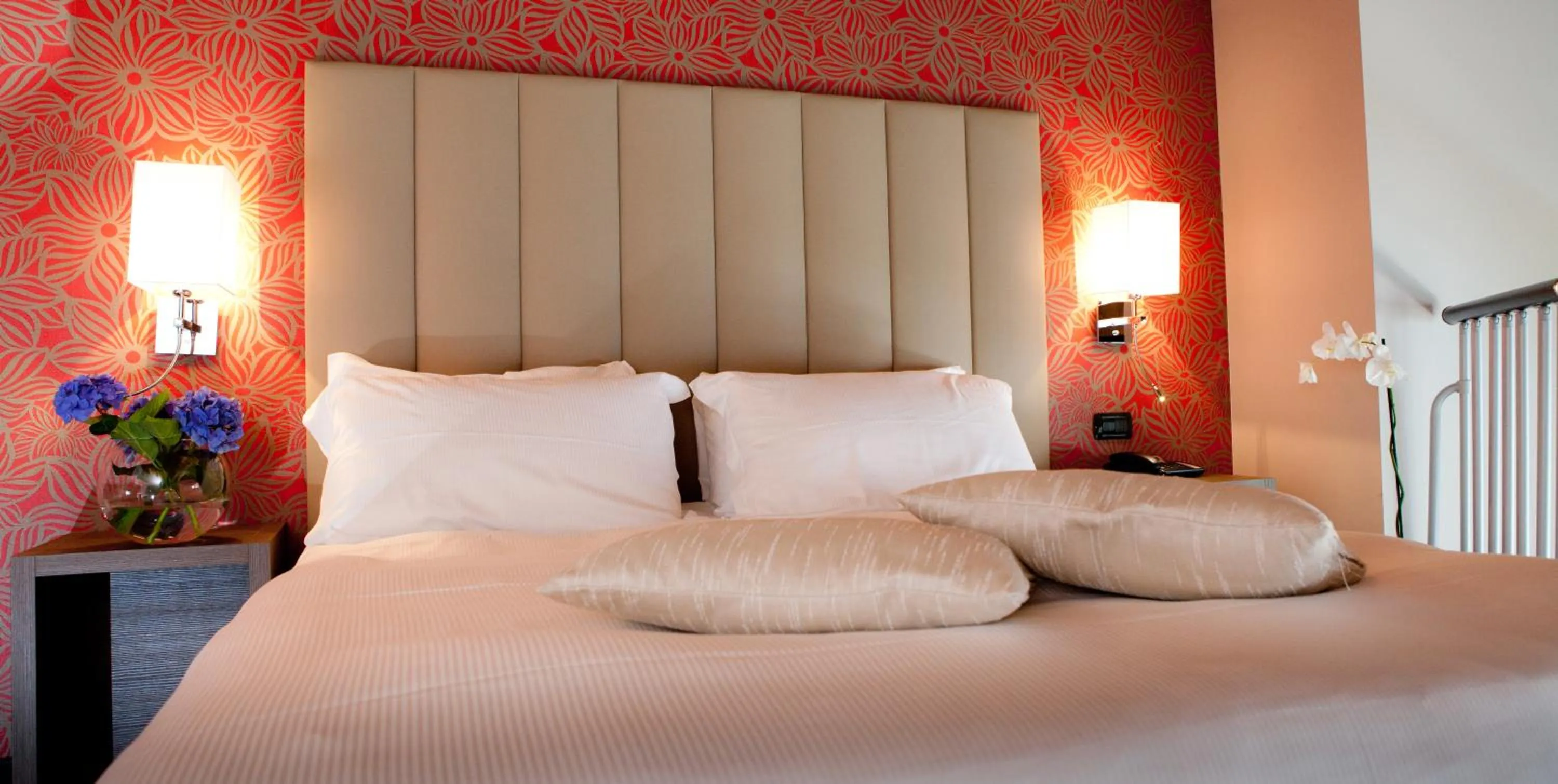 Lake view, Bed in Hotel L'Approdo