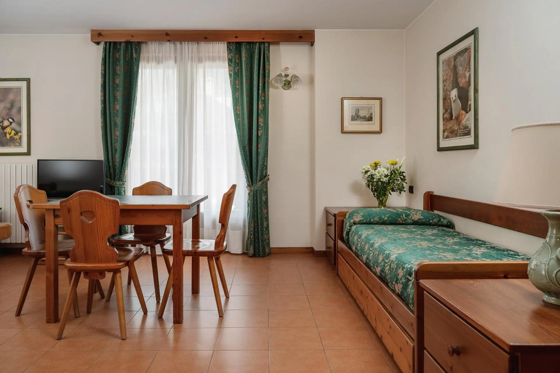 Living room, Bed in Hotel Cristallo