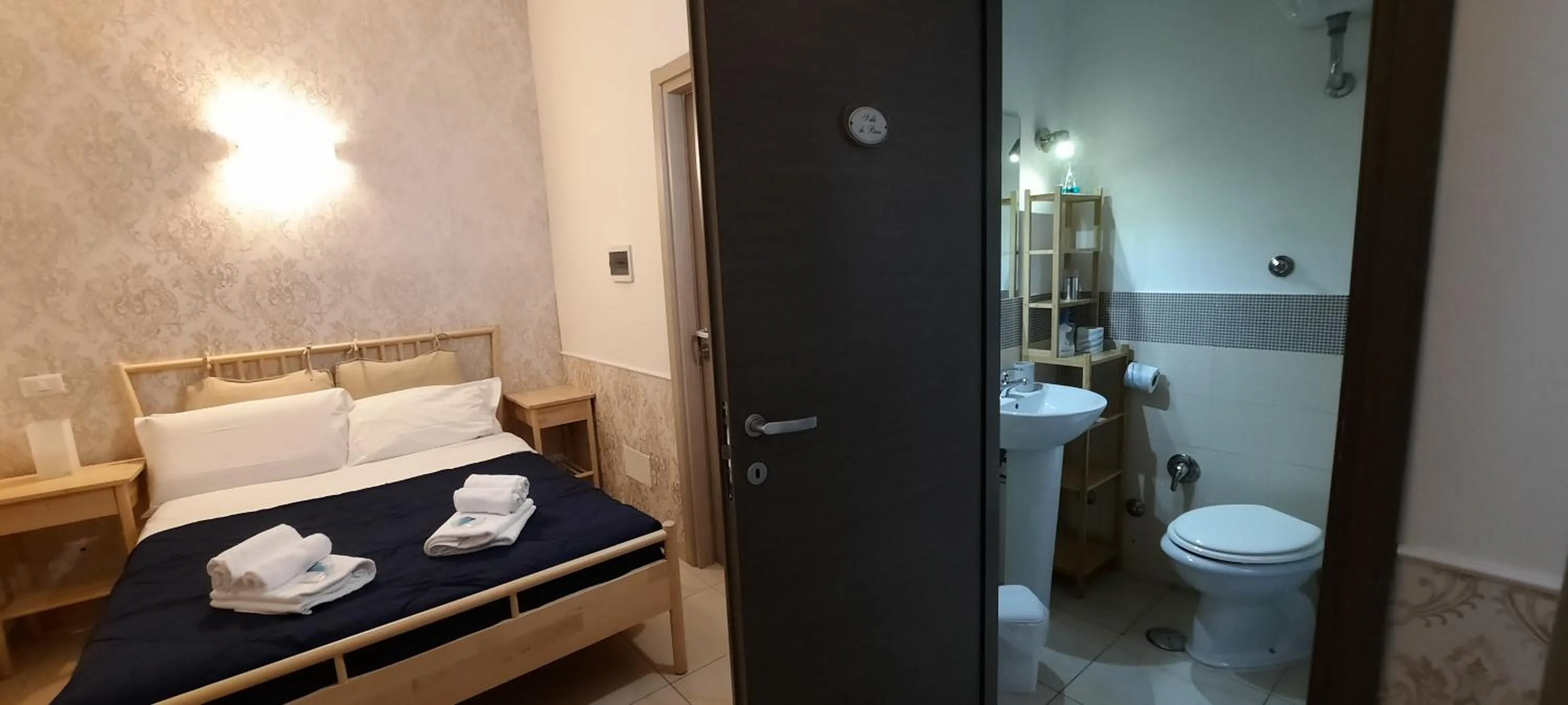 Bathroom, Bed in Aurelio Deluxe Rooms