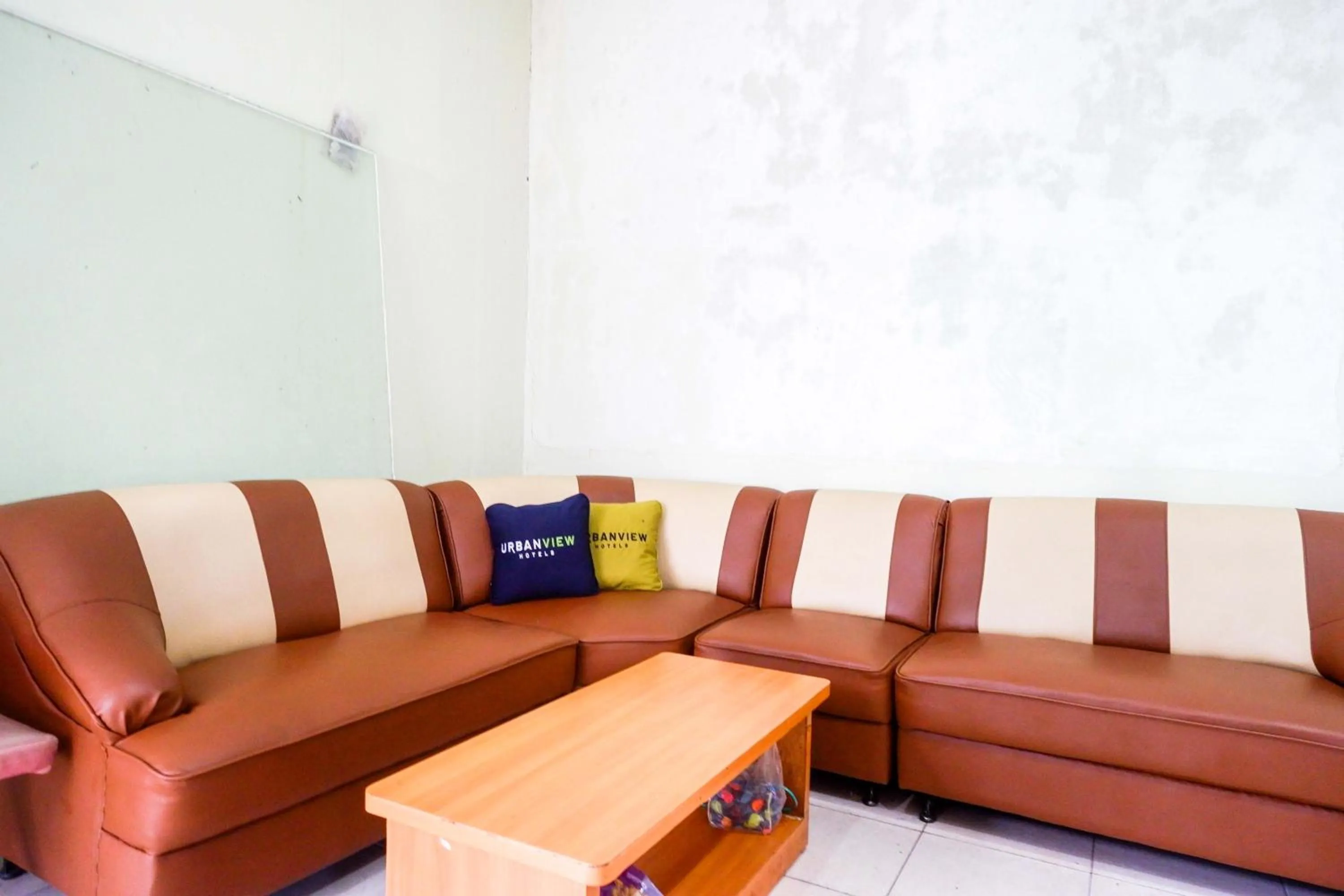 Seating area in Urbanview Hotel Platinum Parepare