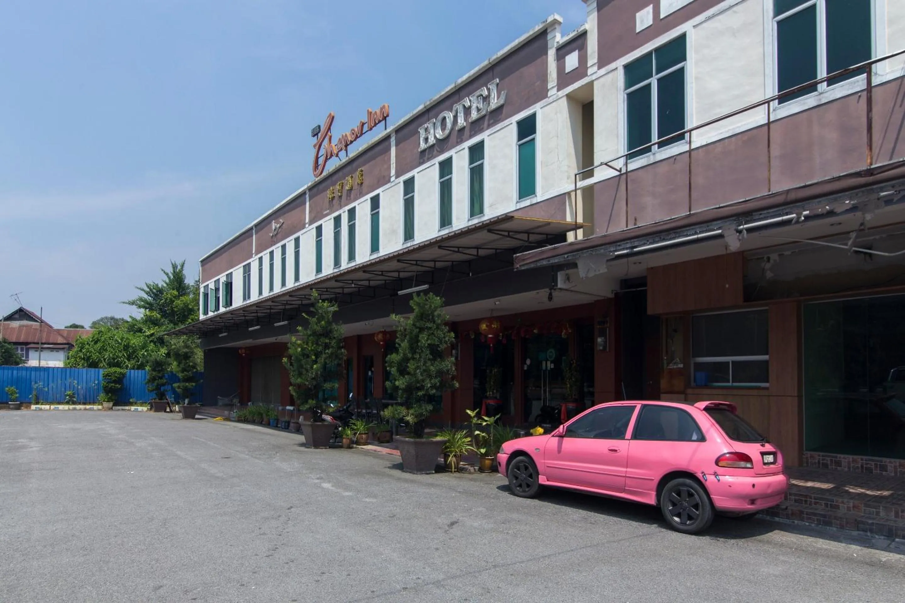 Facade/entrance in Chemor Inn