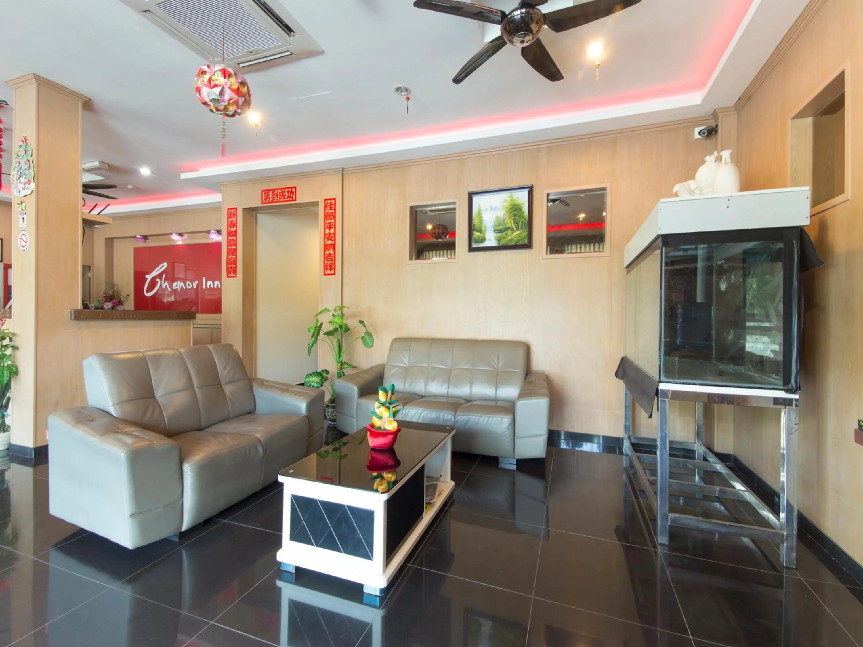 Seating area in Chemor Inn