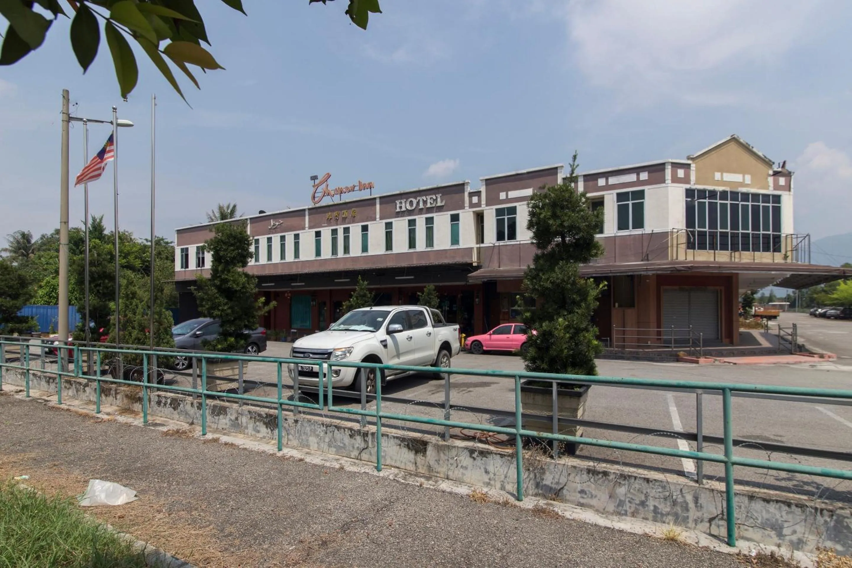 Facade/entrance in Chemor Inn