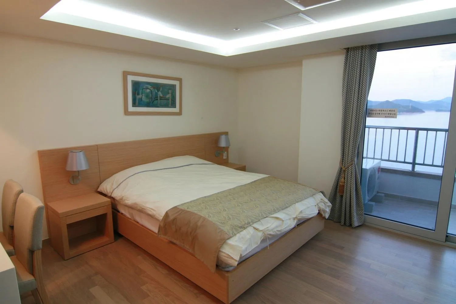 Bed in Kumho Tongyeong Marina Resort